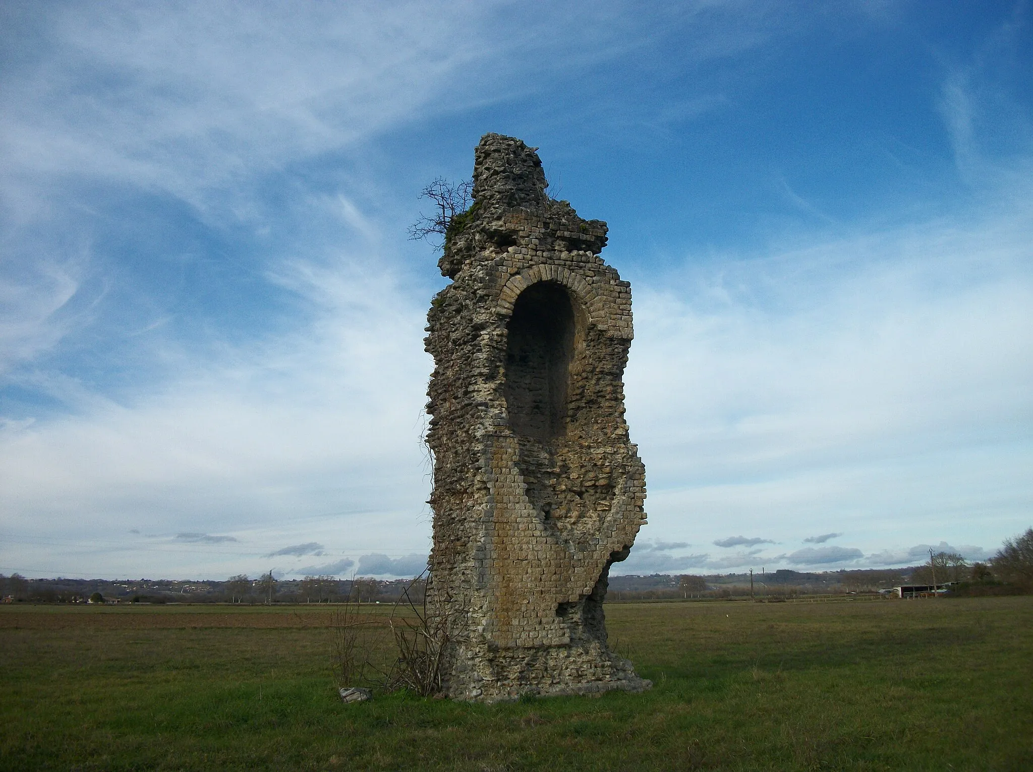 Photo showing: La Tourraque ou pile romaine