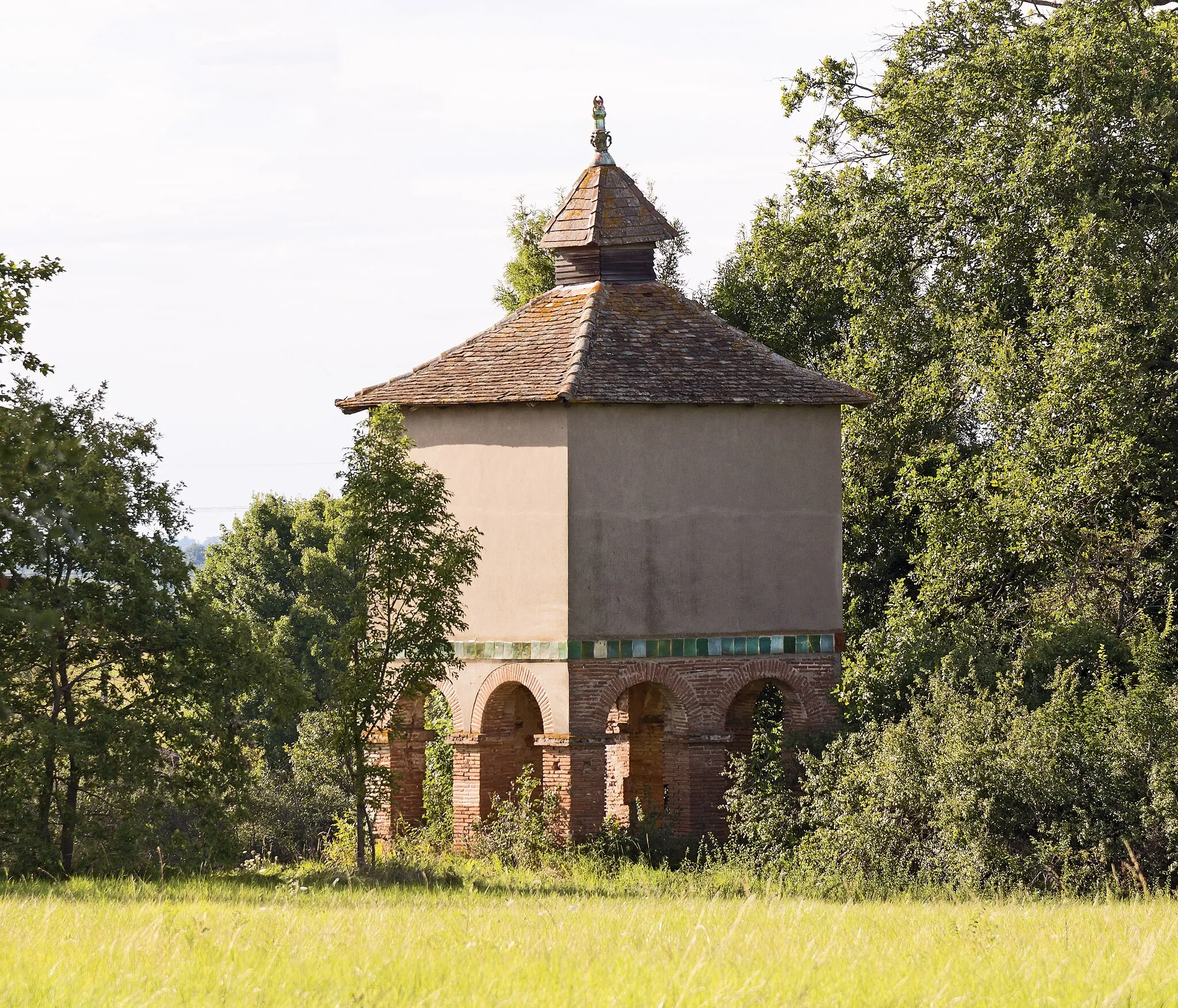 Photo showing: Saint Anatoly de Lanta, Haute-Garonne France. Church Saint Anatoly. Dovecote towers  1619. The ceramic green belt, avoided that rodents can climb.