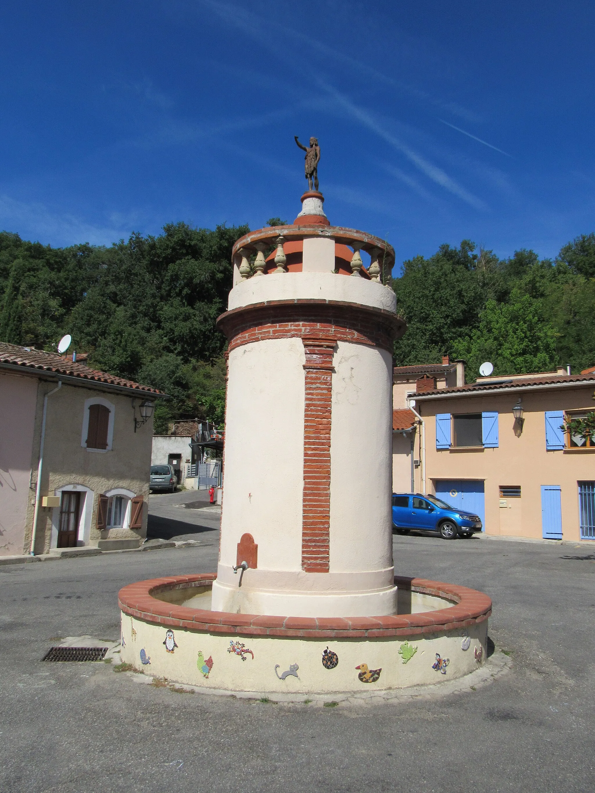 Photo showing: Fontaine sur la place du village