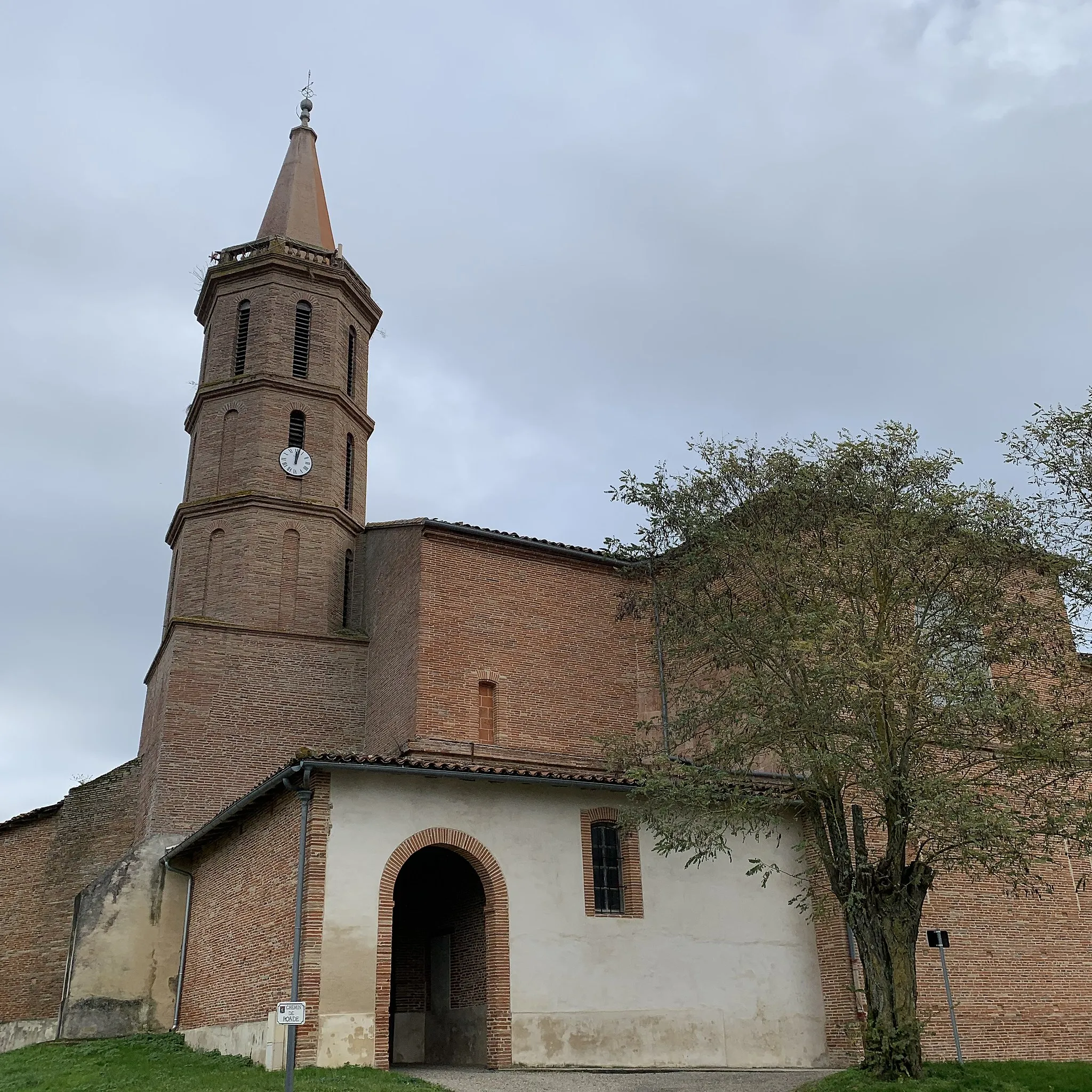 Photo showing: Église Saint-Eutrope du Castéra depuis le cimetière (ouest)