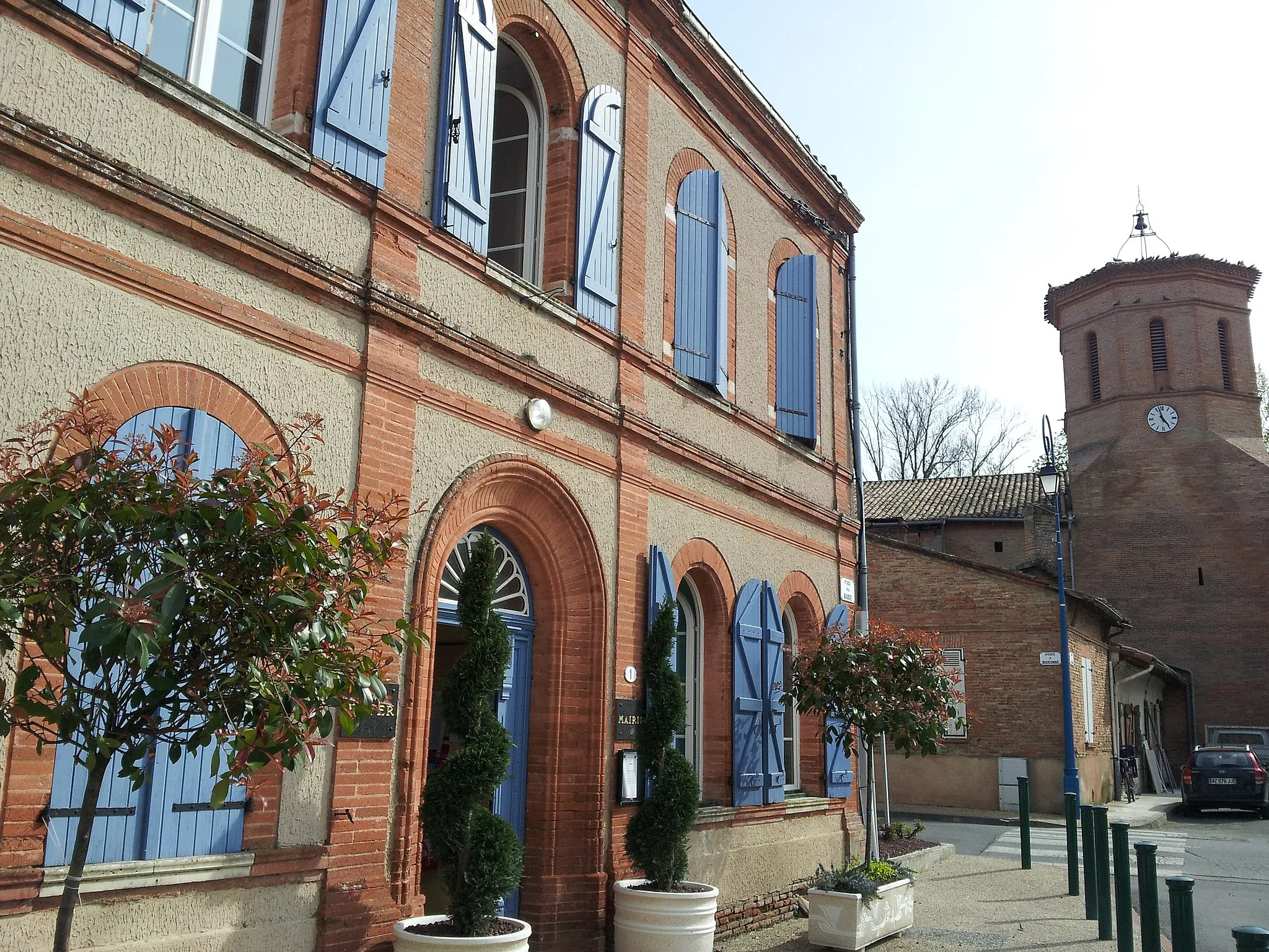 Photo showing: Mairie et église de Lasserre (Haute Garonne, Midi-Pyrénées, France).