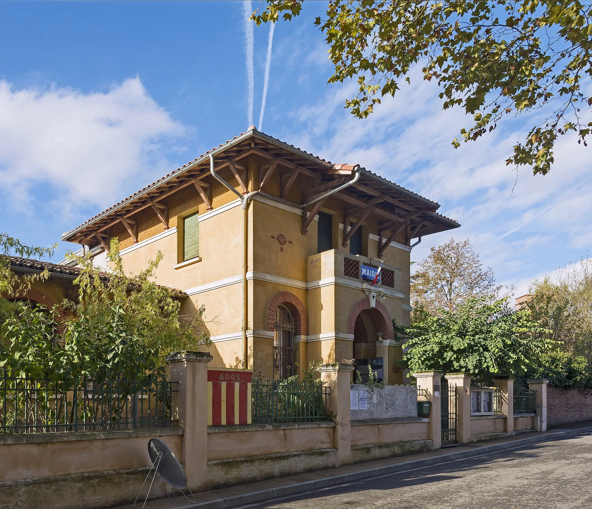Photo showing: Town hall of Layrac-sur-Tarn, Haute-Garonne, France.