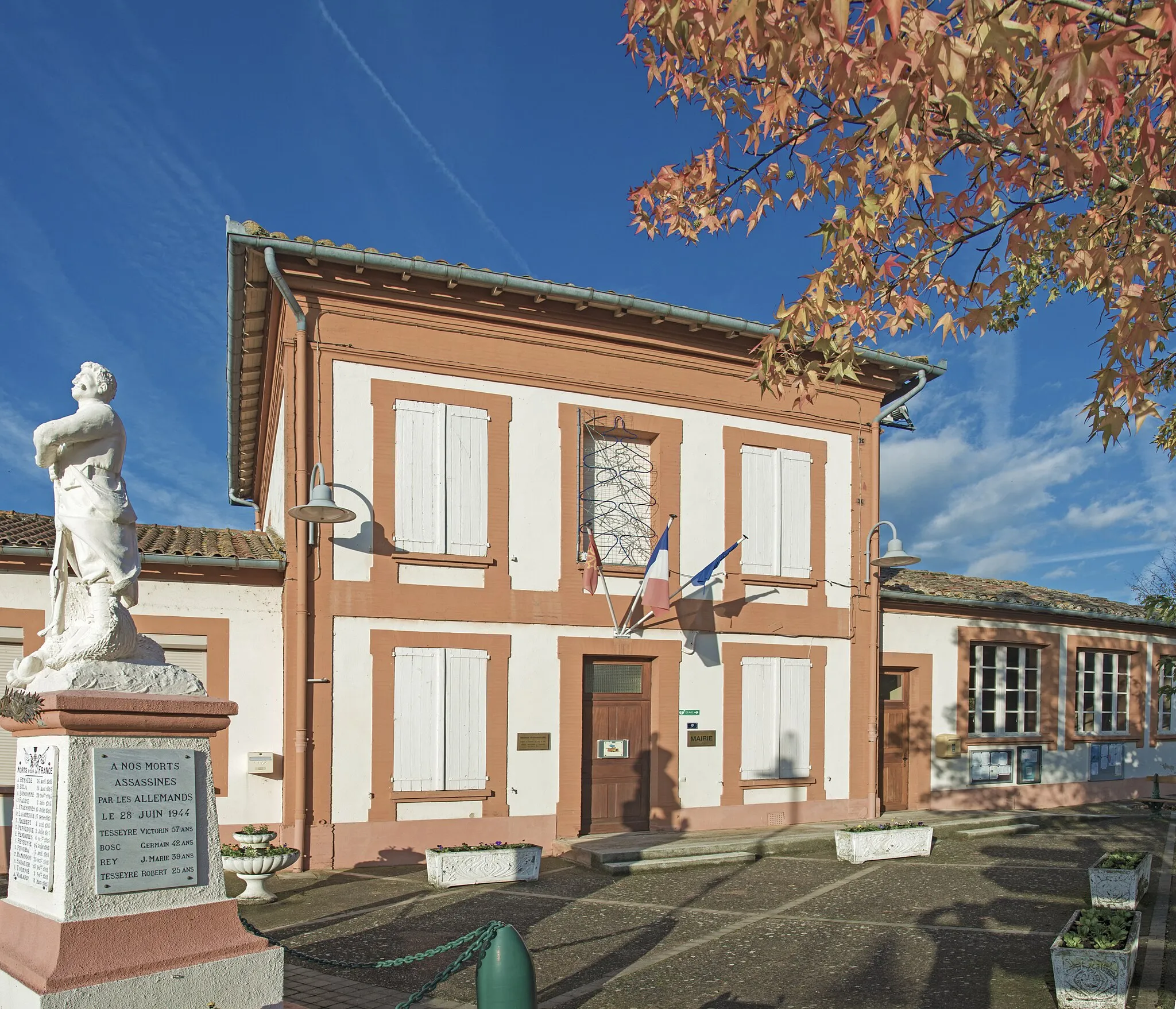 Photo showing: Le Born, Haute-Garonne, France.  Town Hall.