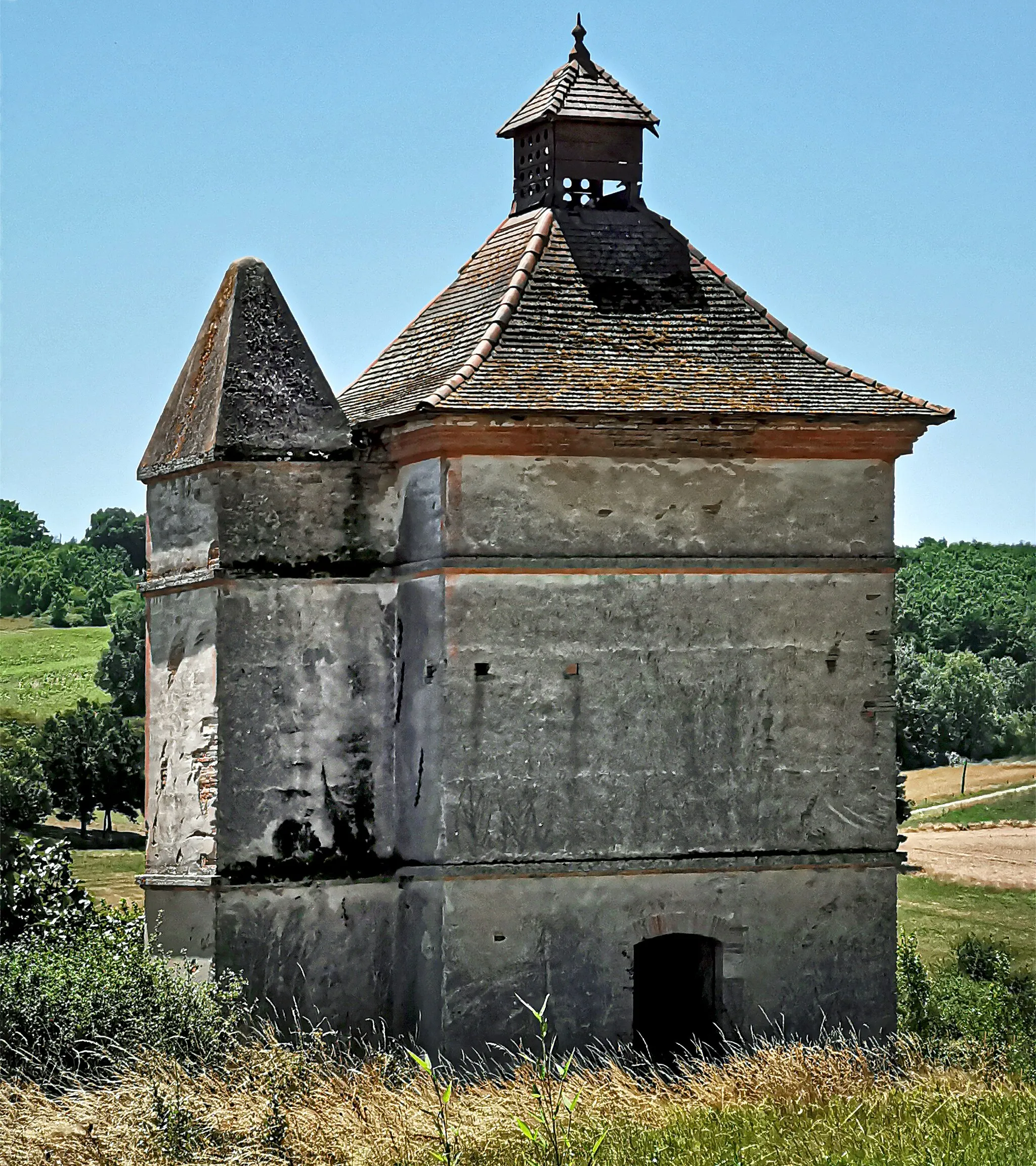 Photo showing: Le Burgaud - 18th century dovecote in Pouchot