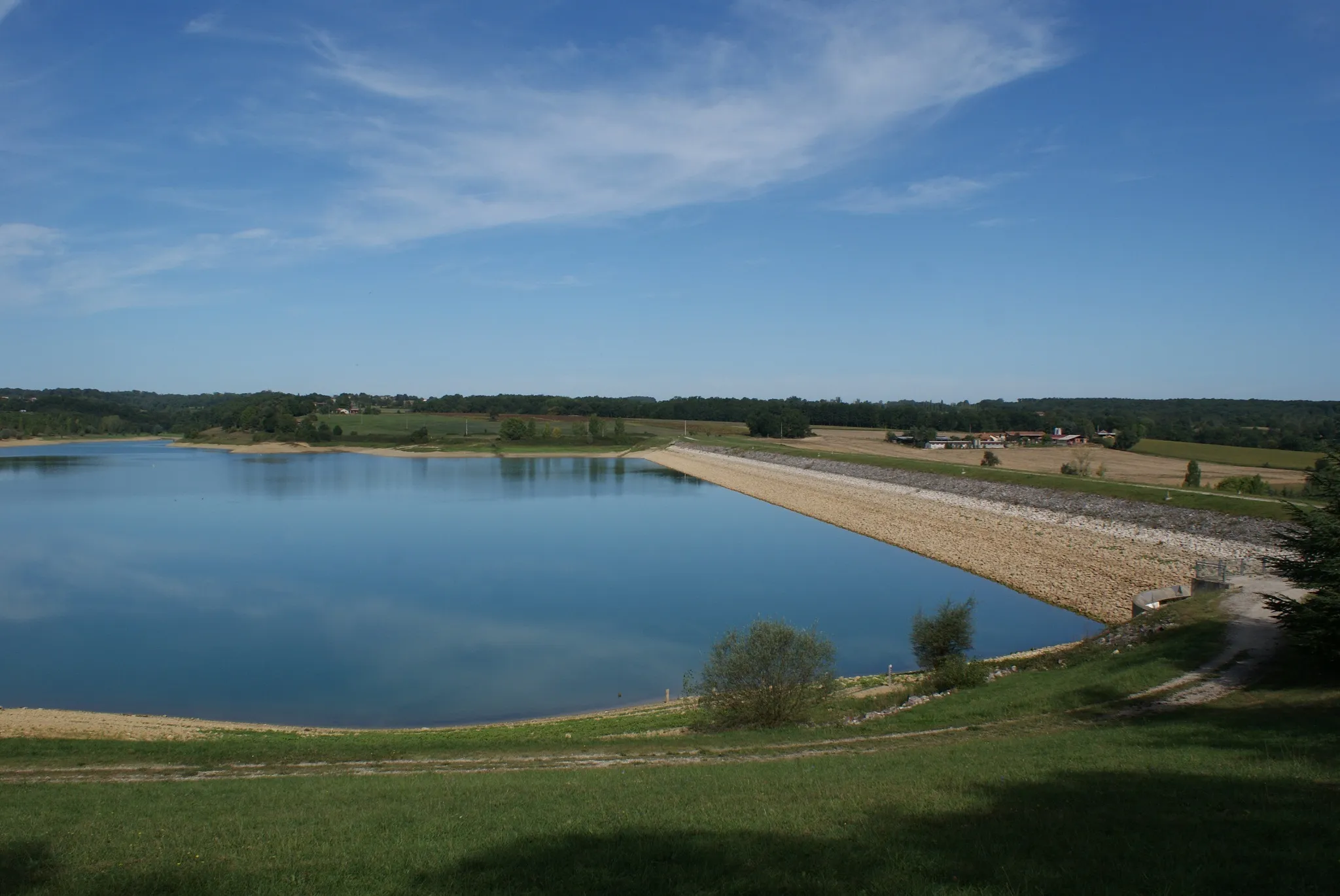 Photo showing: Foto van de dam aan de noordzijde van het Lac de la Gimone in de Gers (Frankrijk).Genomen:06-09-2011.