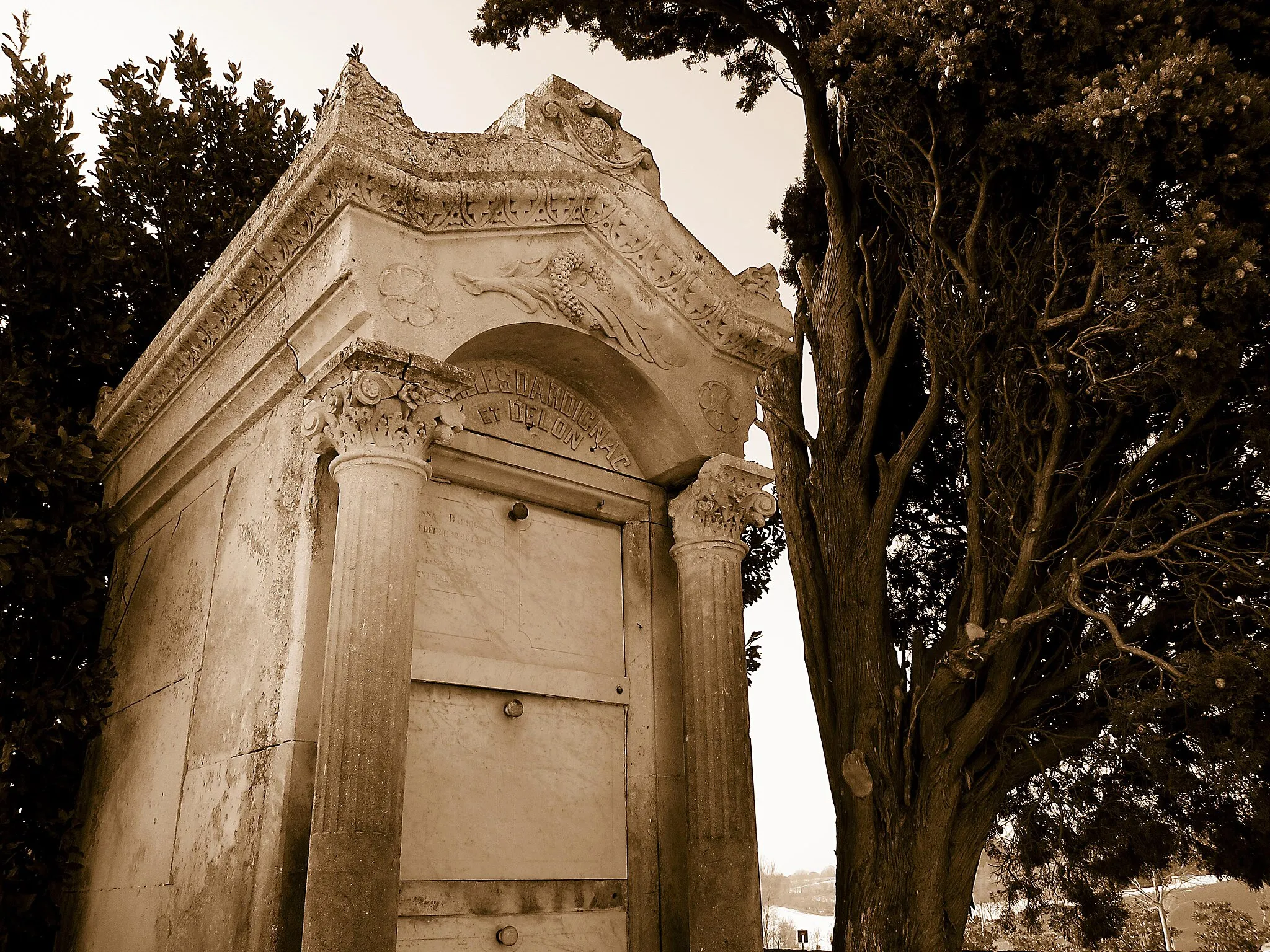 Photo showing: Mervilla (Haute-Garonne, Midi-Pyrénées, France) : Mausolée des familles Dardignac et Delon dans le cimetière.