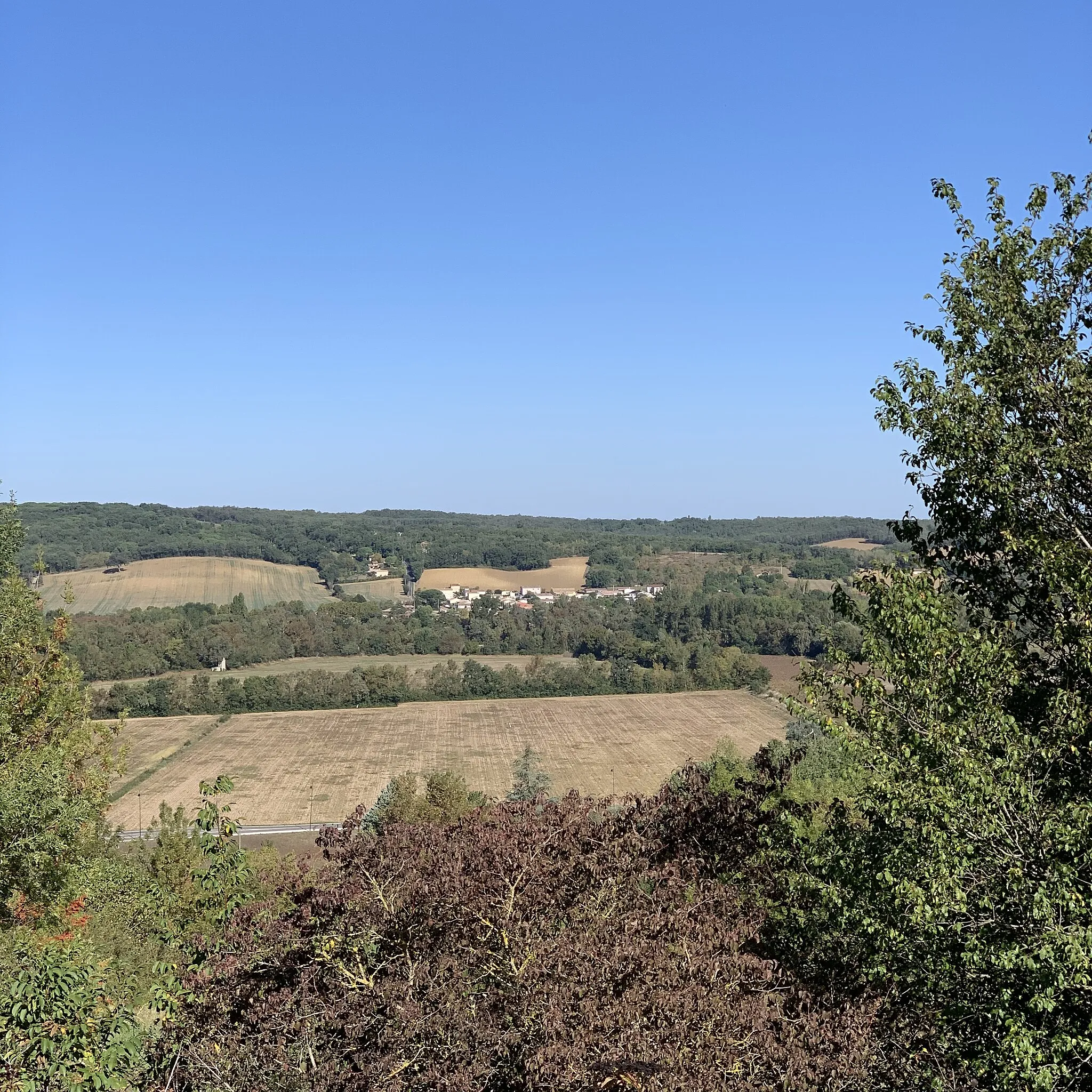 Photo showing: Ville de Menville vu depuis le chemin En Téoulé de Lévignac