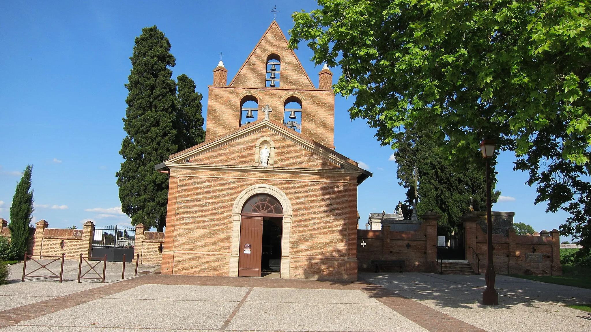 Photo showing: Mondouzil (Haute-Garonne, Midi-Pyrénées, France) : L'église Saint-Martial.