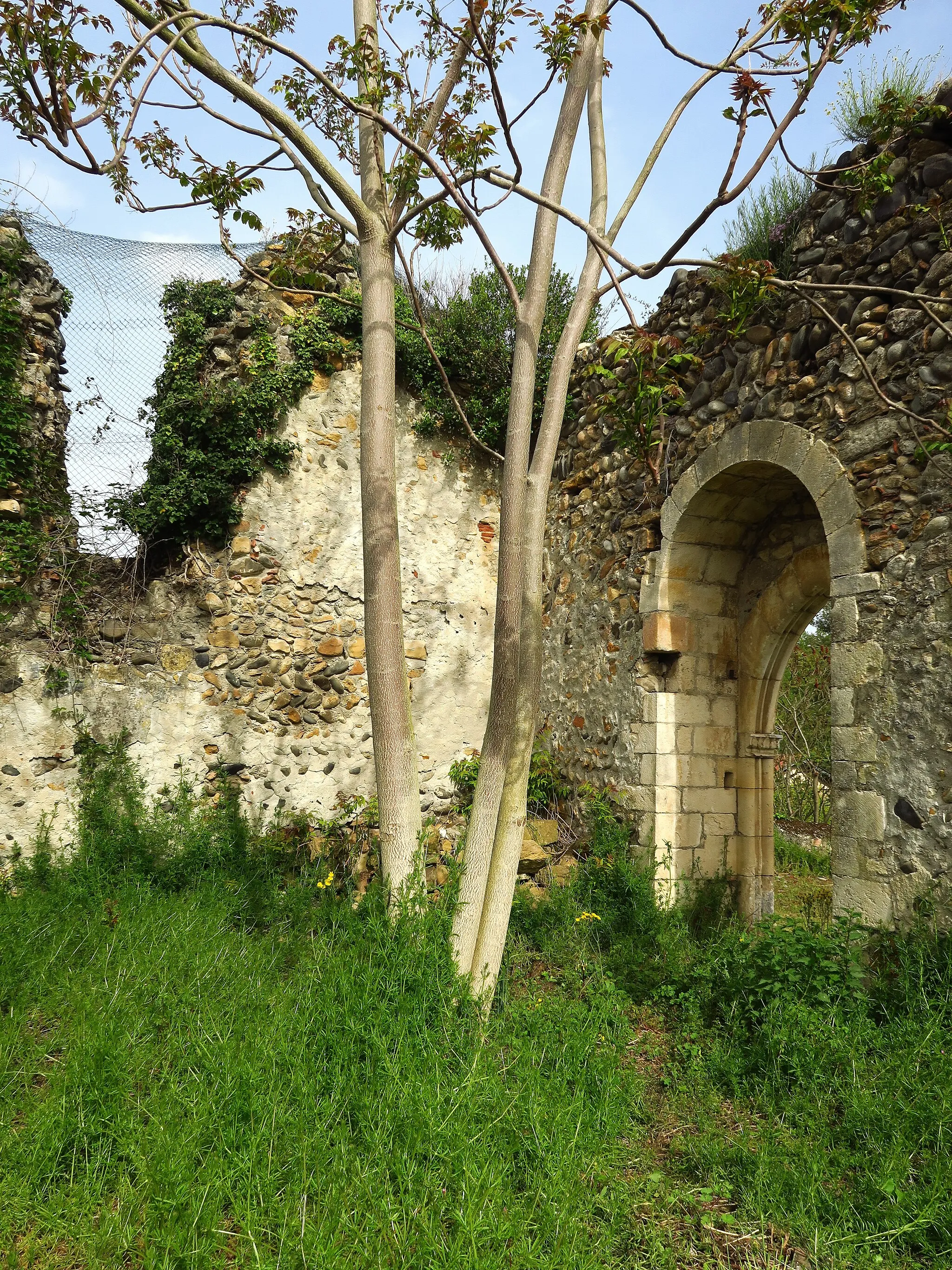 Photo showing: Mauran (Haute-Garonne, France) - Ruine de la chapelle du cimetière.