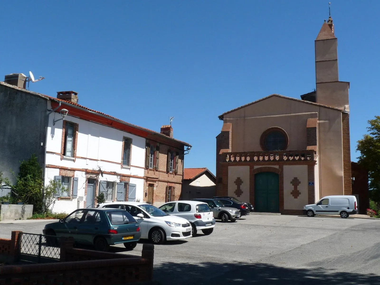 Photo showing: Place de l'église, Aignes, Haute-Garonne, France