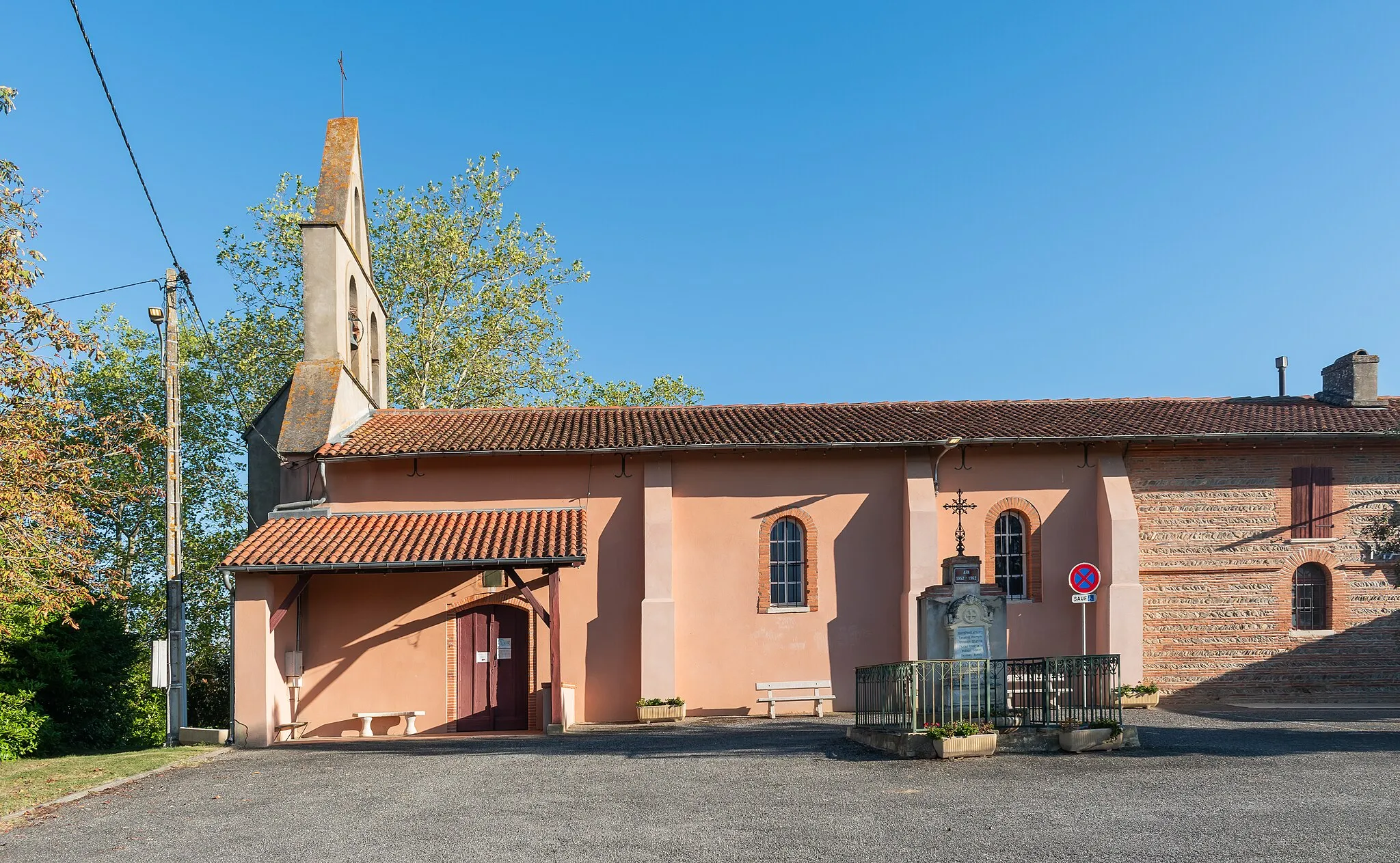 Photo showing: Saint Bartholomew church in Montgras, Haute-Garonne, France