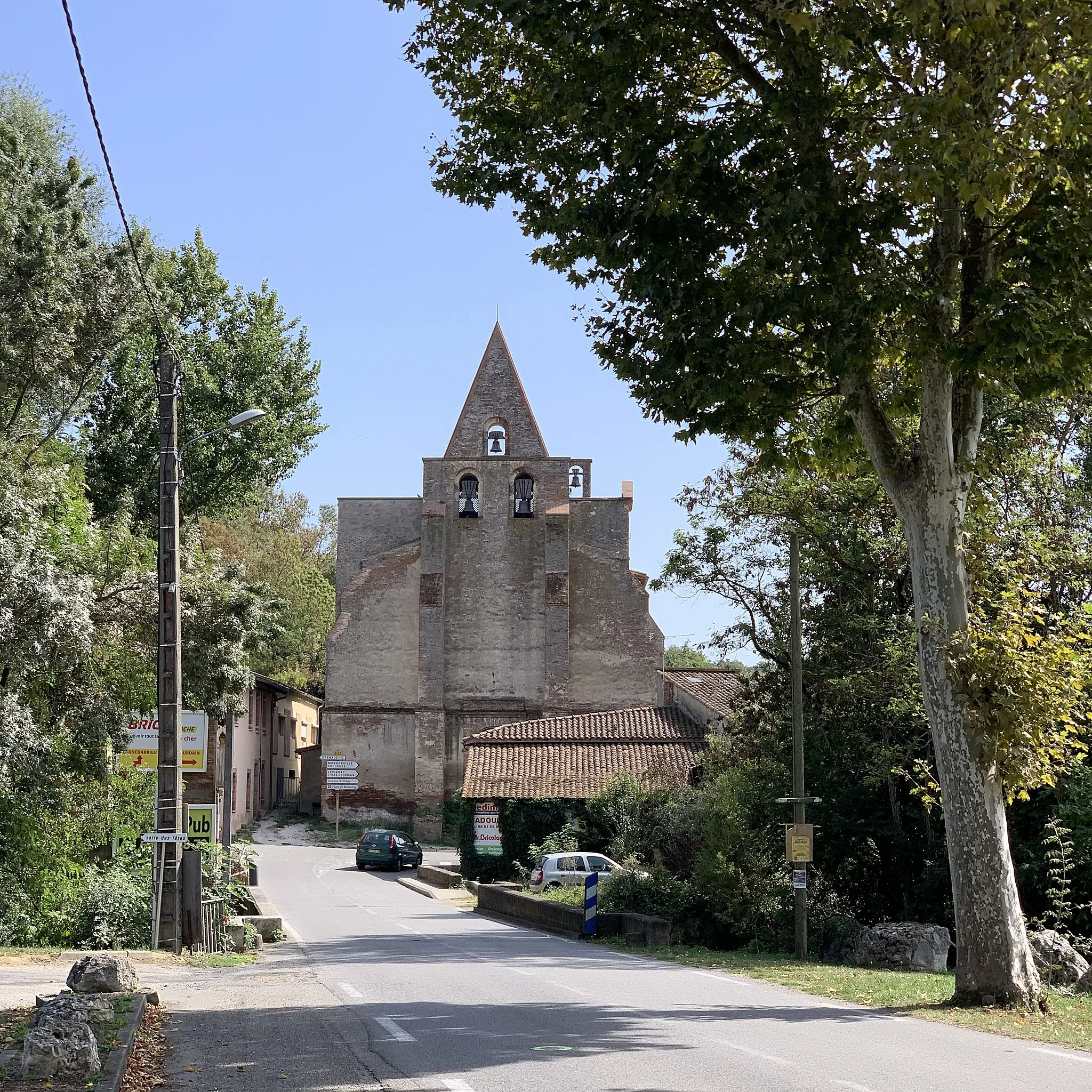 Photo showing: Église Saint-Pierre de Montaigut-sur-Save, depuis route de Saint-Paul-sur-Save