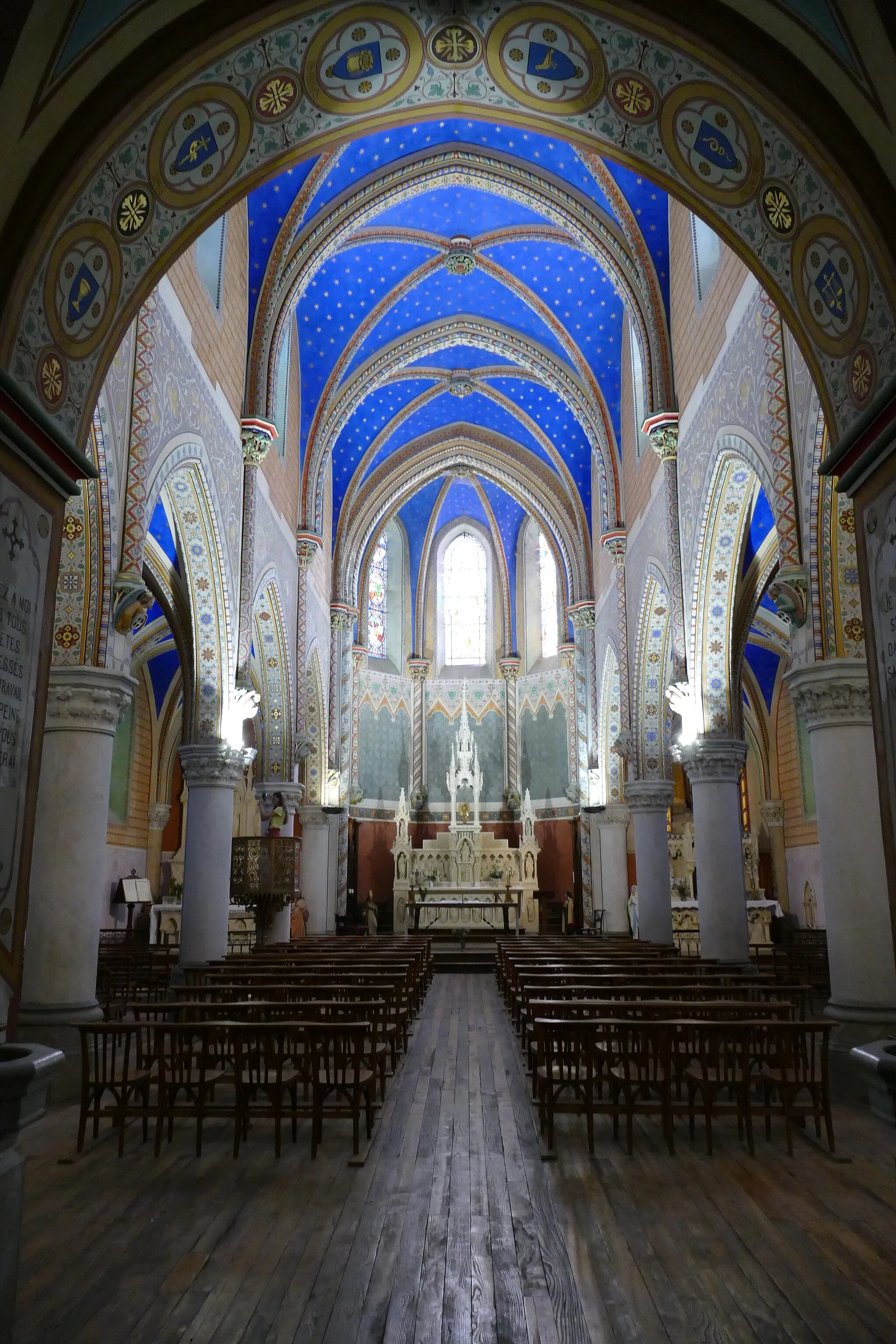 Photo showing: La nef et le choeur de l'église de Montauban-de-Luchon