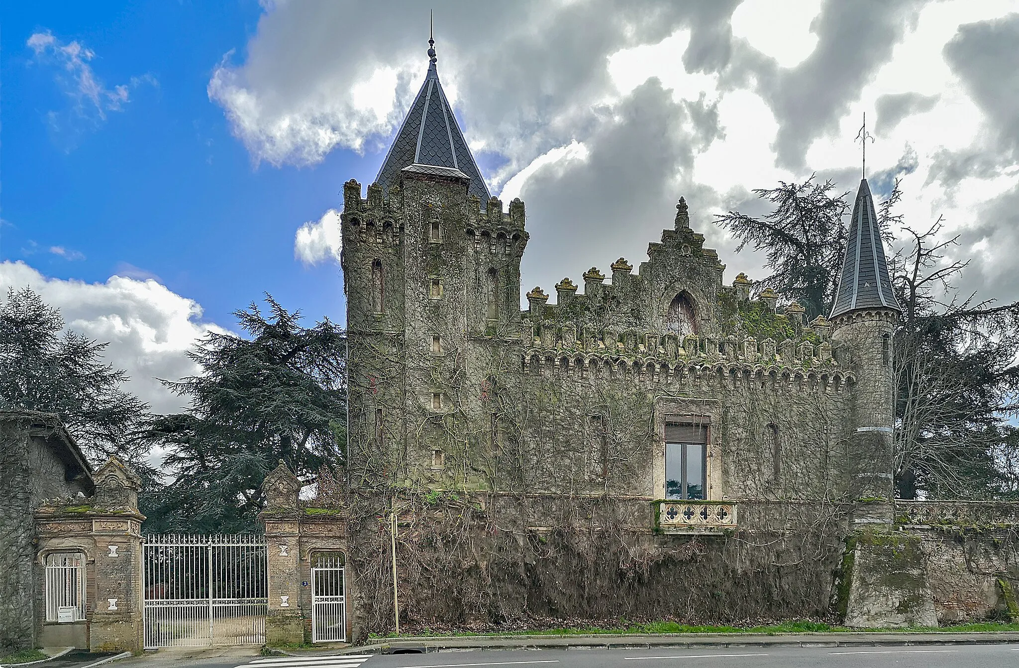 Photo showing: Feudal castle of Montberon, Haute-Garonne, France