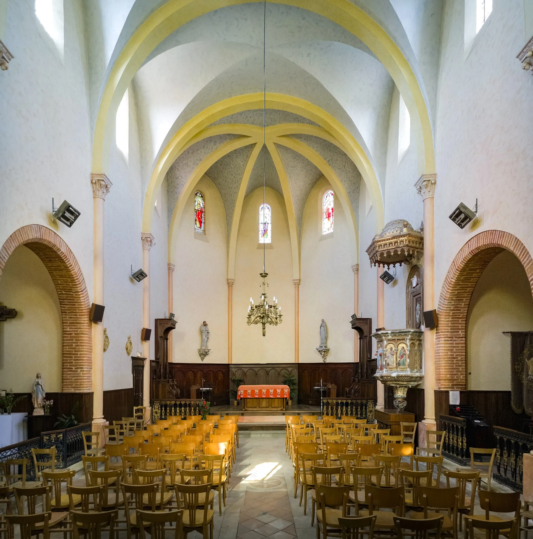 Photo showing: Interior of Church St. Martin, Montberon, Haute-Garonne, France