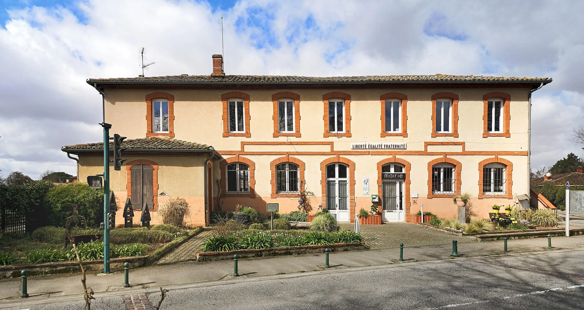 Photo showing: Townhall of Montberon, Haute-Garonne, France.