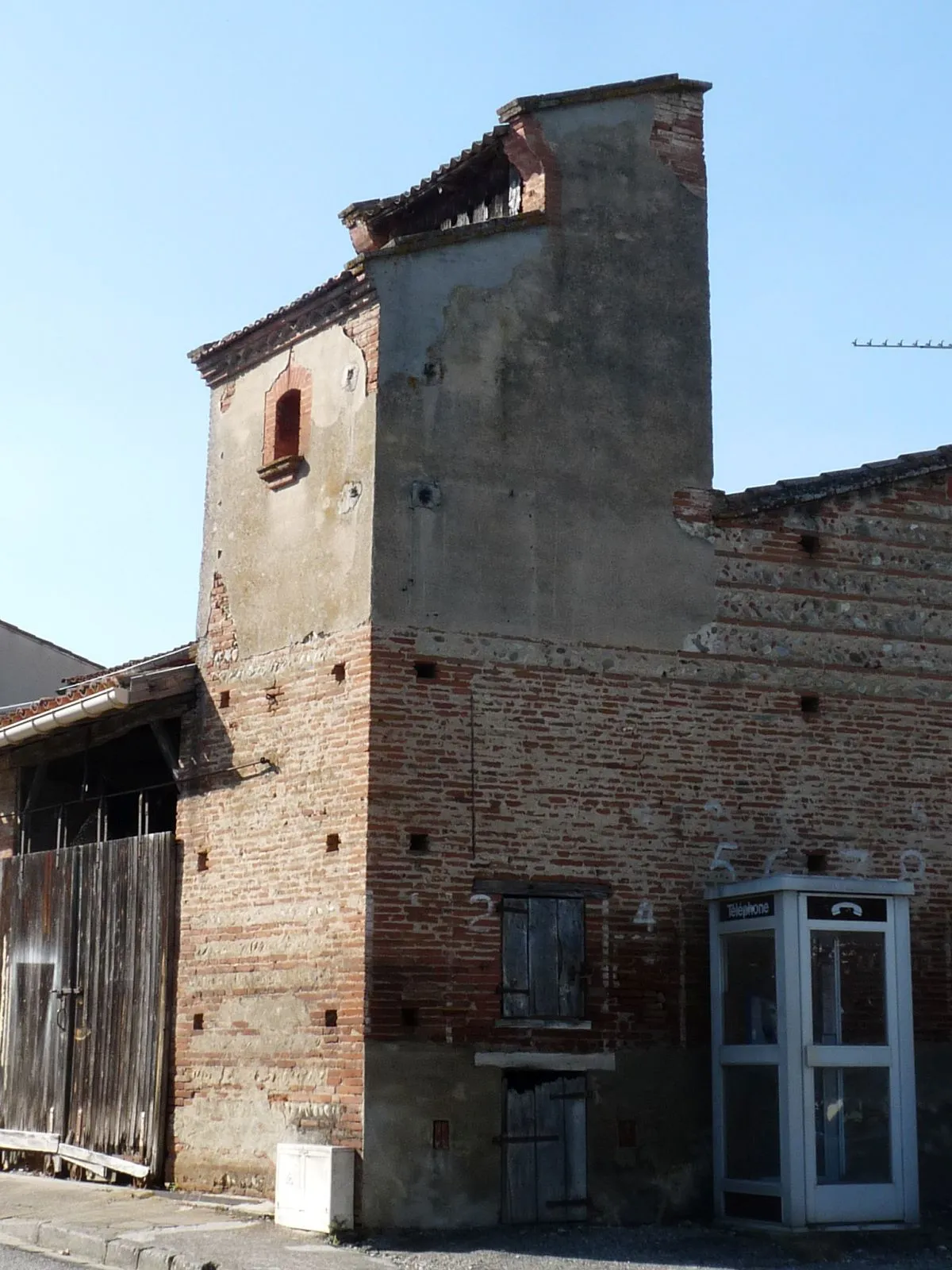 Photo showing: Ancienne tour de ferme, Noueilles, Haute-Garonne, France