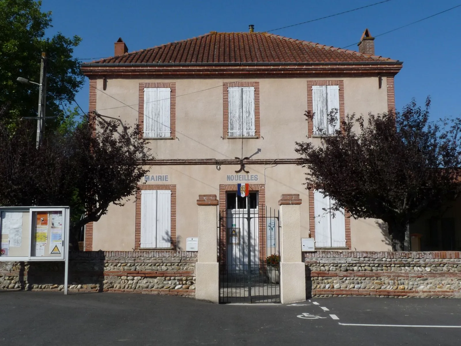 Photo showing: Mairie de Noueilles, Haute-Garonne, France