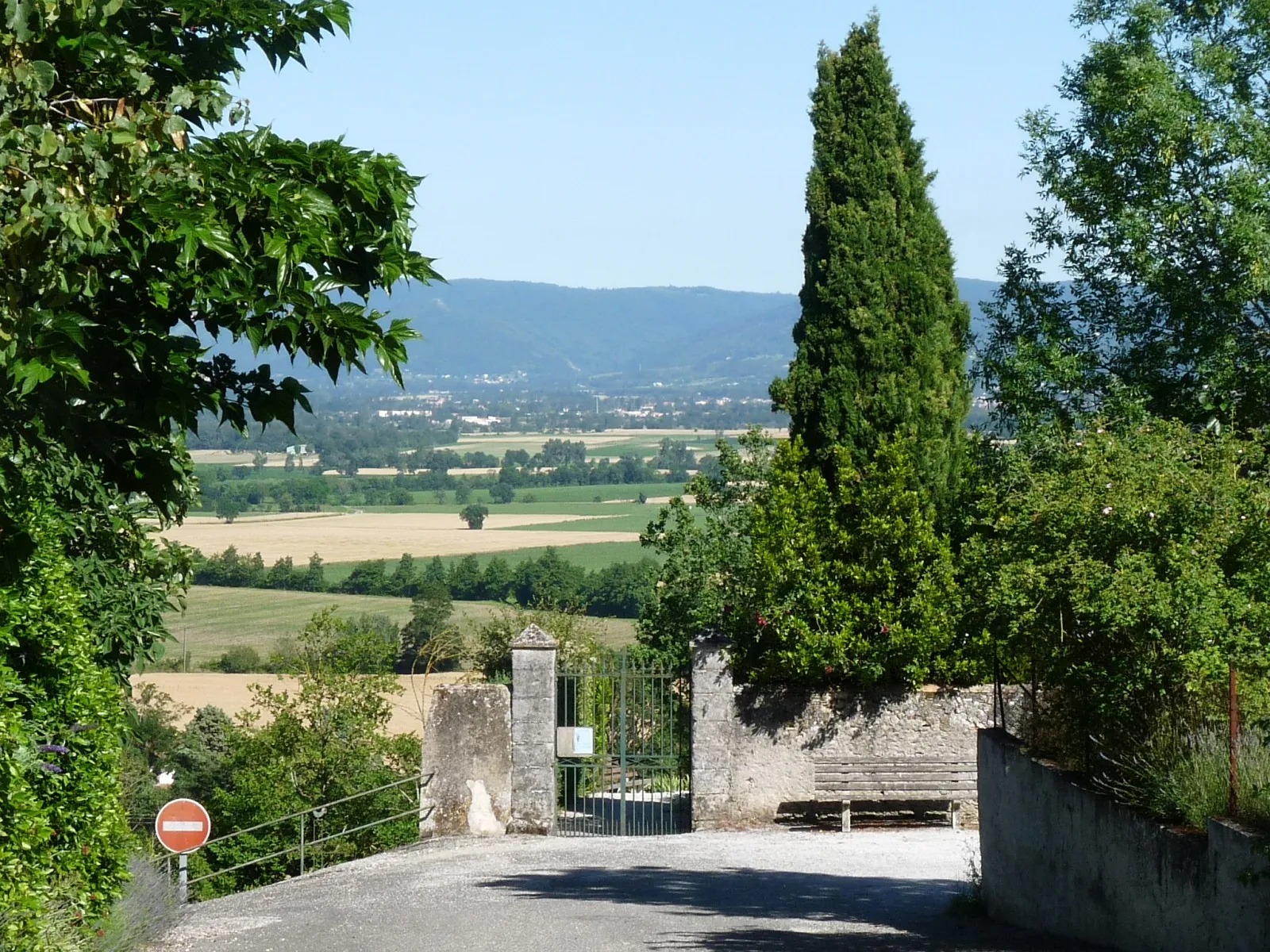 Photo showing: Vue vers la Montagne Noire depuis le cimetière. Nogaret, Haute-Garonne, France