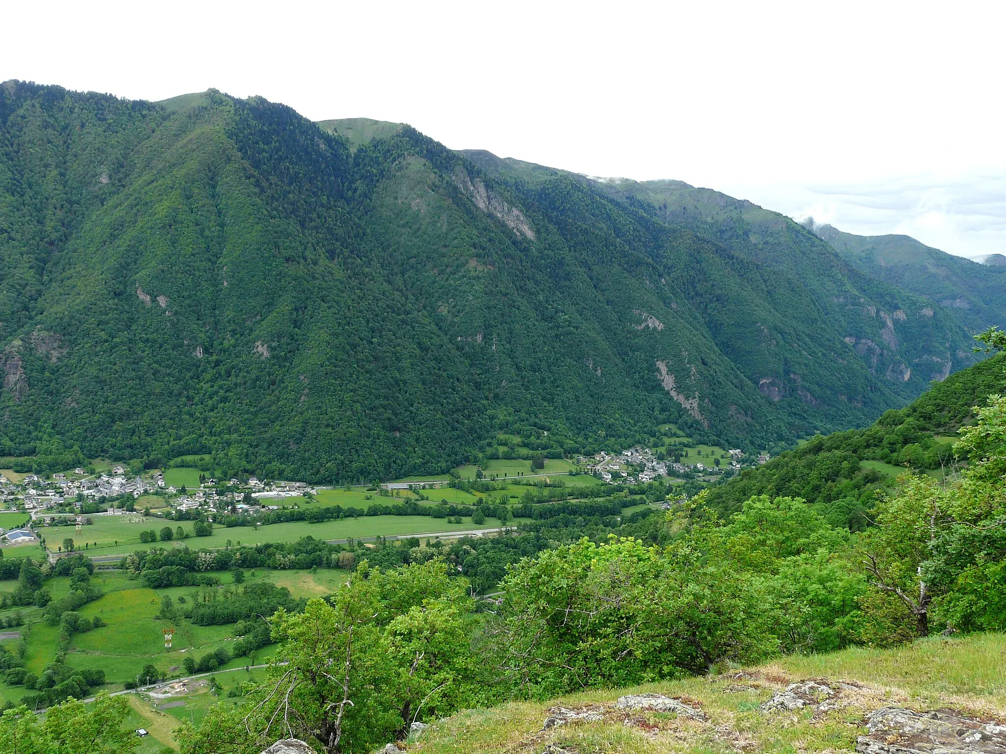 Photo showing: La vallée de Luchon (Moustajon à gauche et Antignac à droite), Haute-Garonne, France.