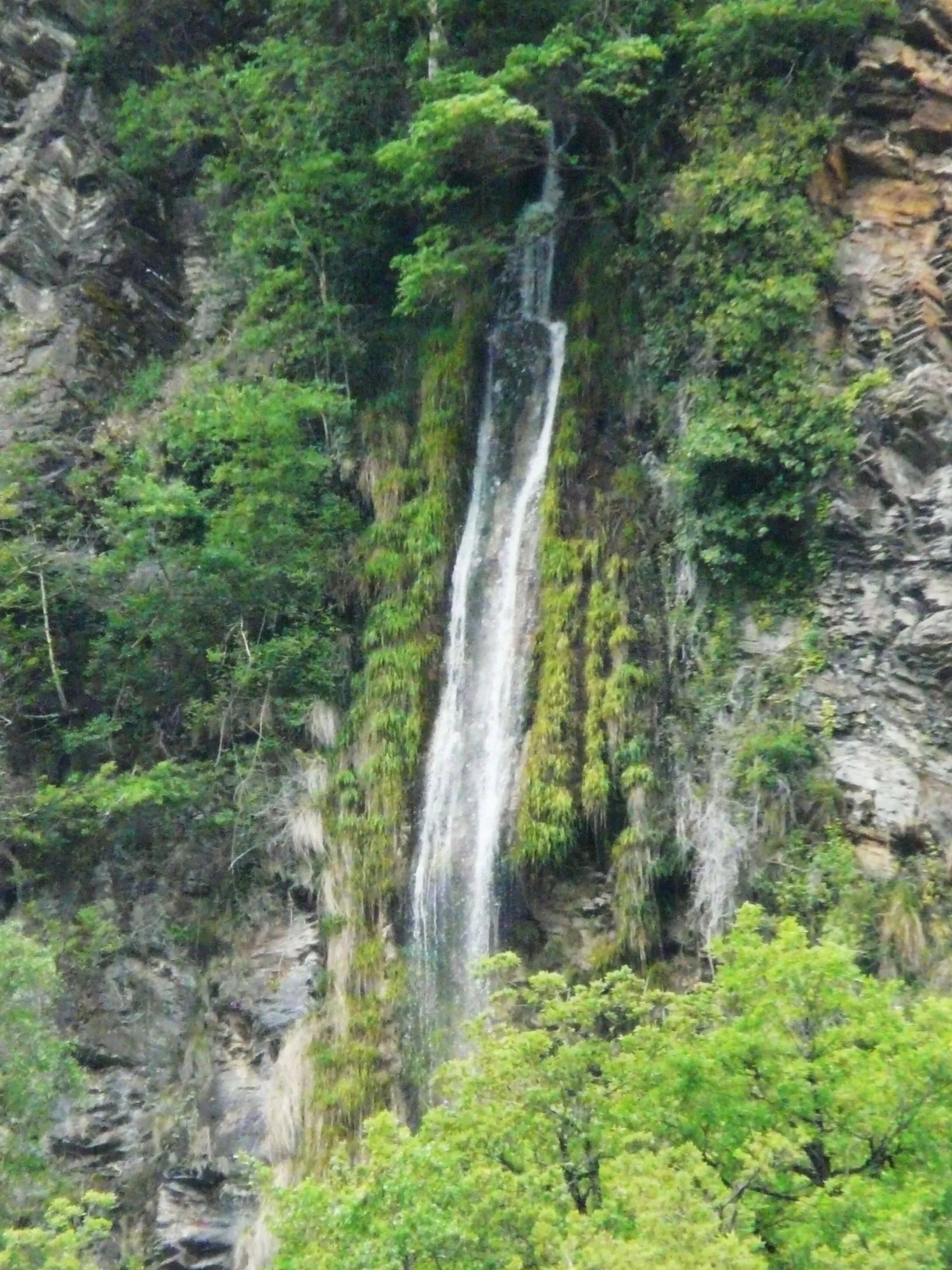 Photo showing: La cascade de Moustajon, Haute-Garonne, France.