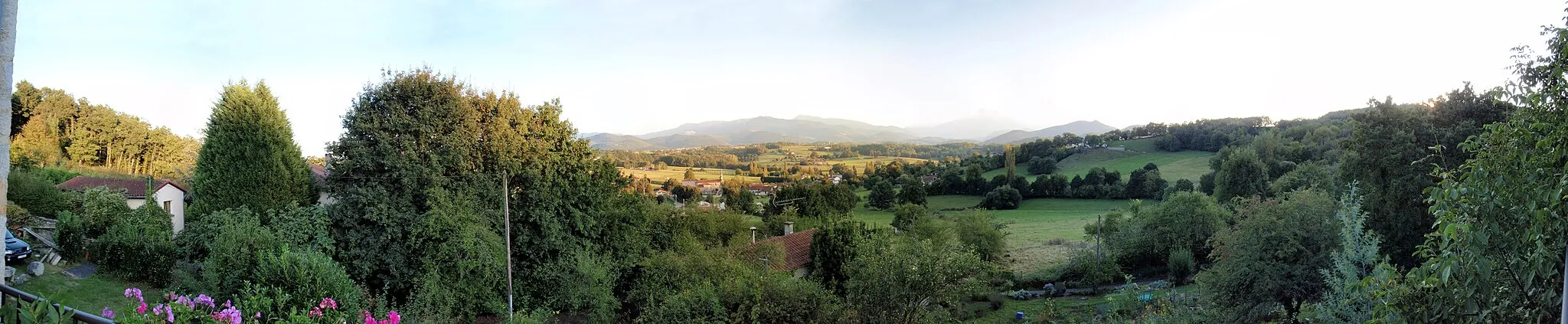 Photo showing: Panorama of en:Ganties, in the en:Haute-Garonne, in France. Panorama is a composite of 17 photos, taken from a balcony, overlooking the village. The Pyrenees mountains are in the background. View is looking south towards the mountains (and Spain behind them).