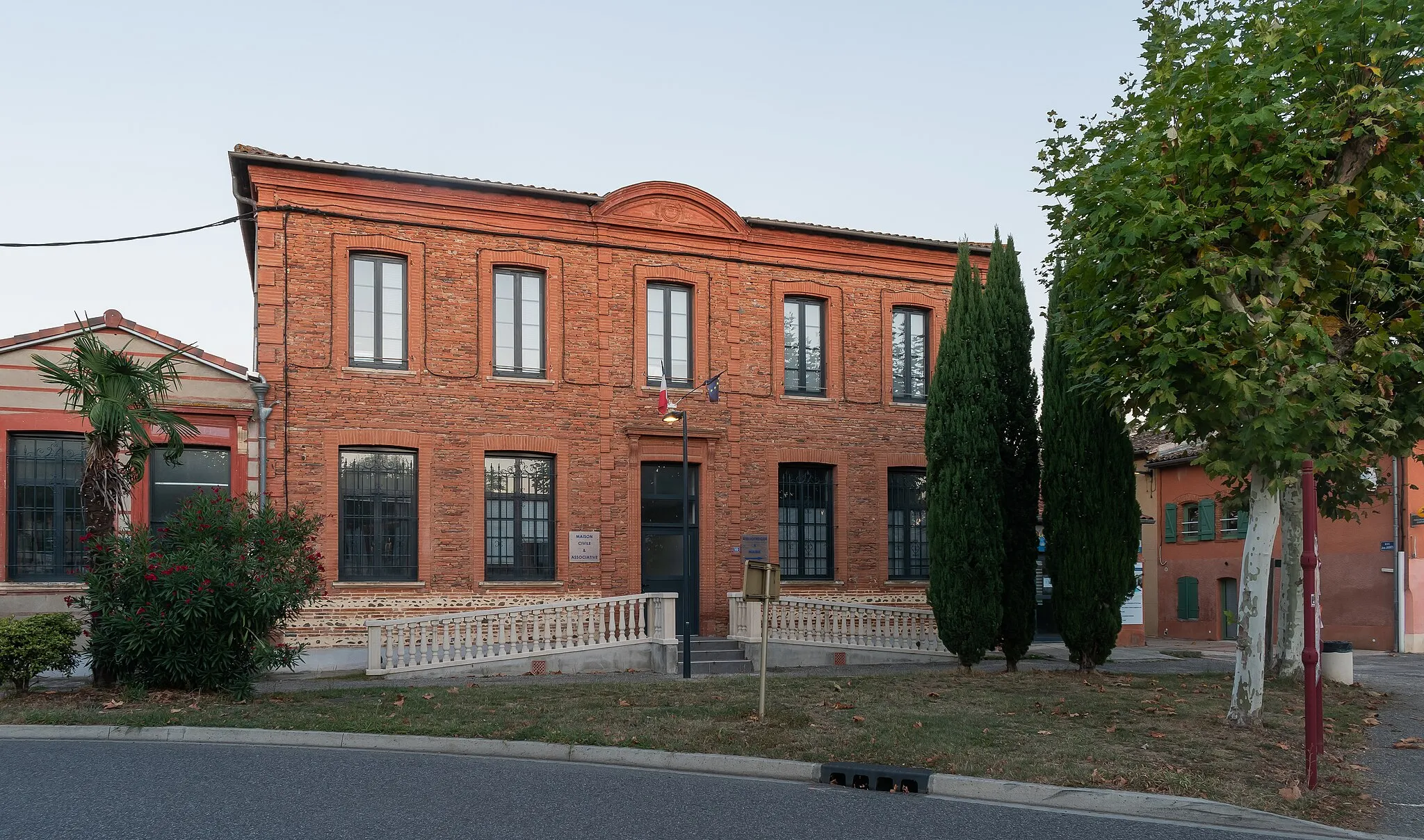 Photo showing: Building at 20 La Grande-Place in Saint-Clar-de-Rivière, Haute-Garonne, France