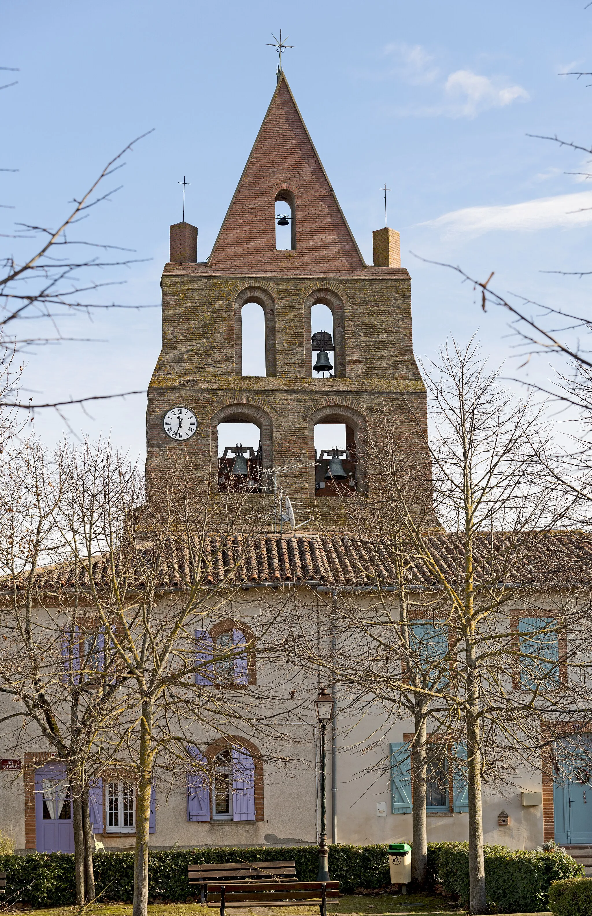 Photo showing: Saint-Cézert, Haute-Garonne, France. Bell gables of the church St. Orens.