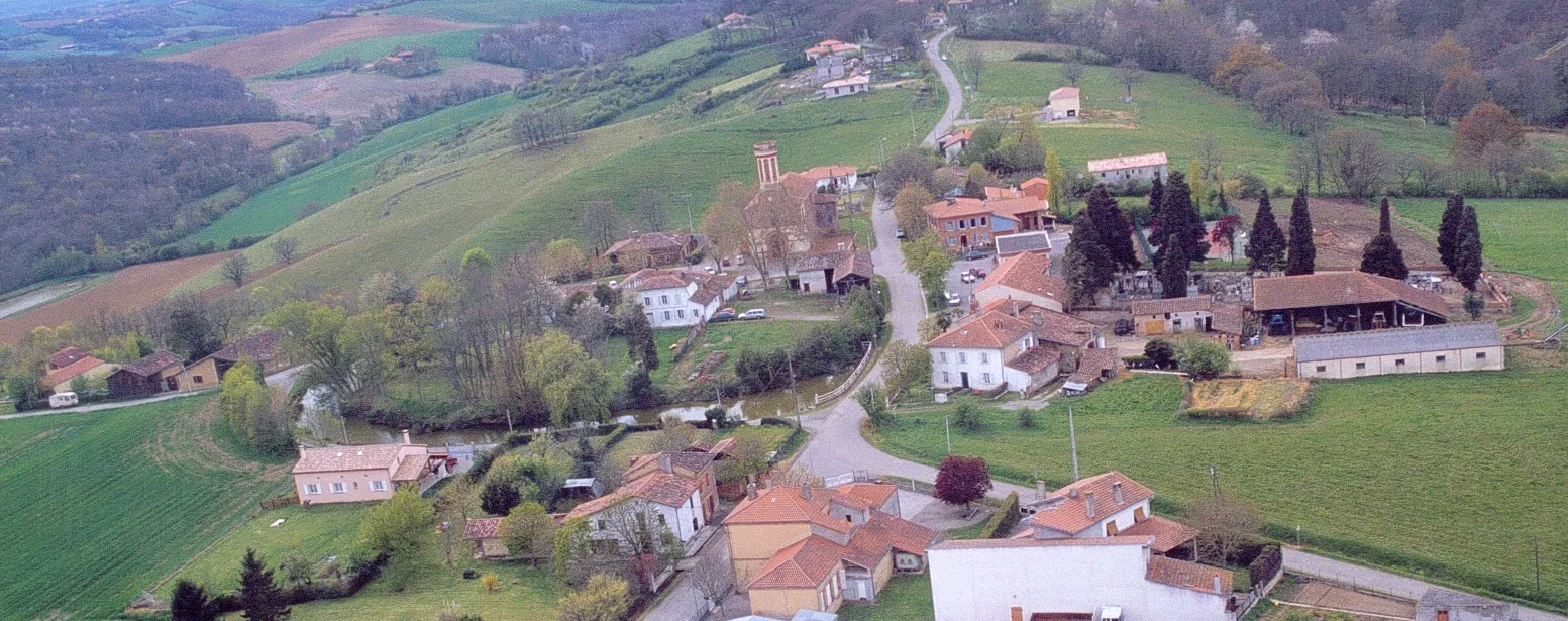 Photo showing: Vue aérienne de Lautignac prise en 2004