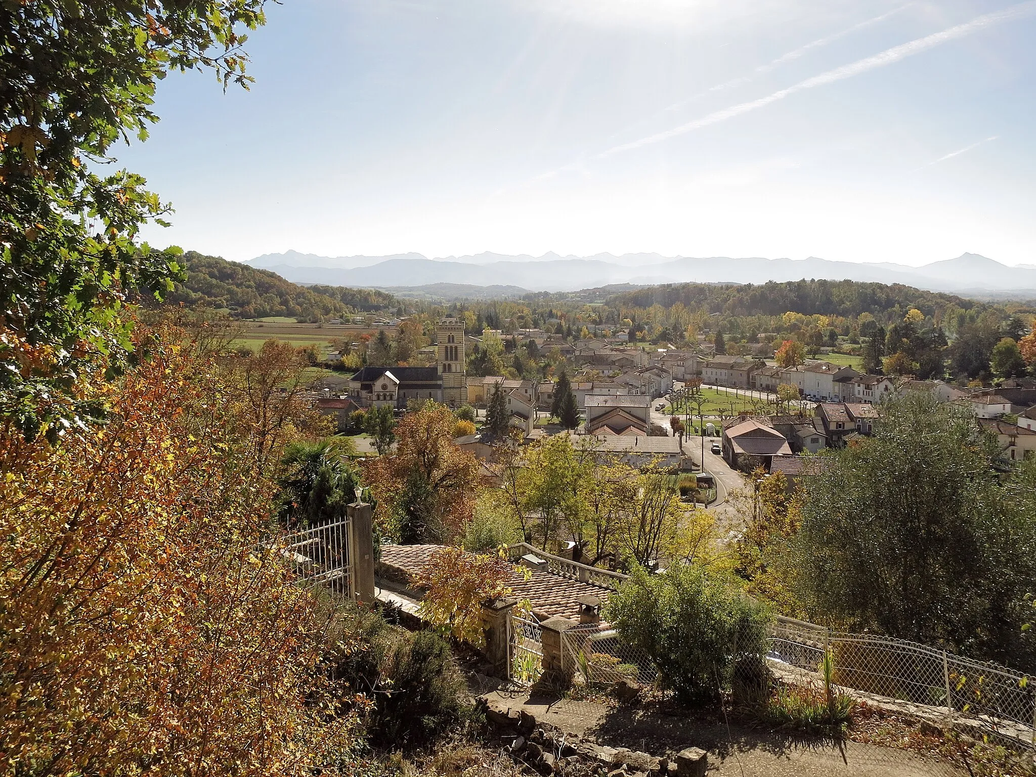 Photo showing: Roquefort-sur-Garonne (Haute-Garonne, Midi-Pyrénées, France). Vue plein sud sur la vallée du Salat, depuis sa confluence avec la Garonne qui se trouve hors photo à droite. Devant nous, l'église et, à l'est (à droite) de l'église, la place du Pré Commun formant triangle herbeux, bordée à l'est par la route de Cassage (D62). Derrière l'église à gauche, la hauteur de Peloque ; et face à Peloque à droite, le plateau de Lassères qui sépare les vallées du Salat (devant nous) et de la Garonne (à droite du plateau). A l'horizon à droite, le sommet le plus haut de la photo est probablement les Rochers de Pène Nère (altitude 1317 m), à une vingtaine de km au sud-ouest sur les communes d'Aspet, Chein-Dessus et avoisinnantes.