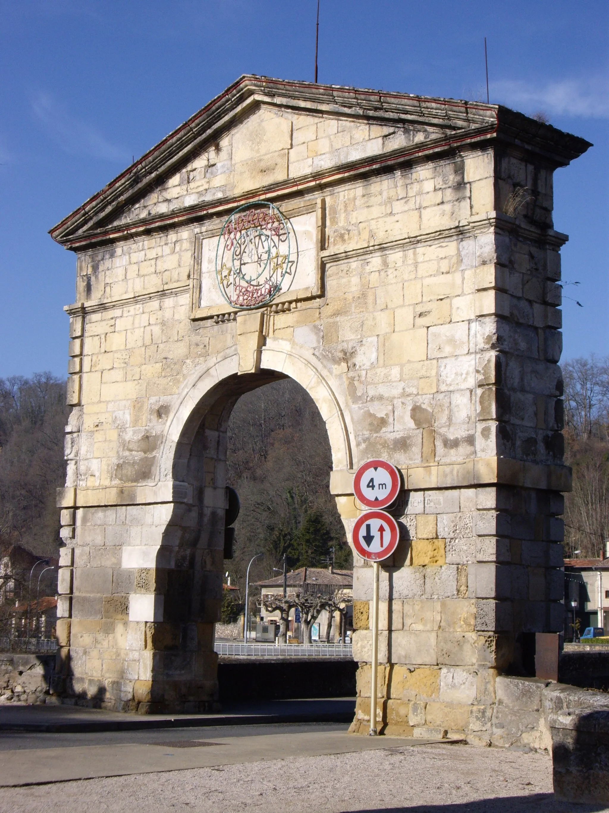 Photo showing: Porte du pont de Saint-Martory (31)