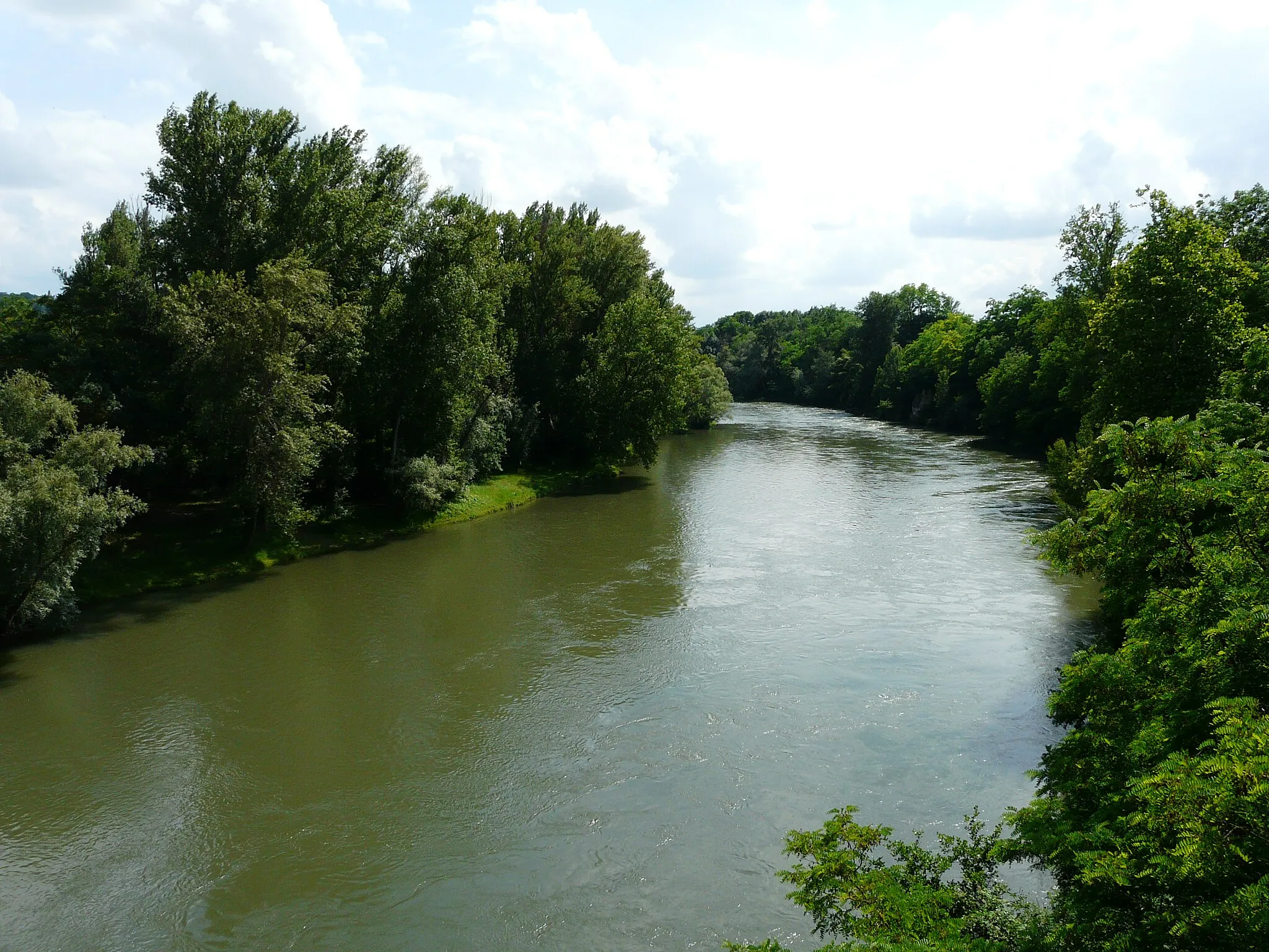 Photo showing: En amont du pont de la route départementale 25, la Garonne marque la limite entre les communes de Rieux-Volvestre (à gauche) et Saint-Julien-sur-Garonne (à droite), Haute-Garonne, France.