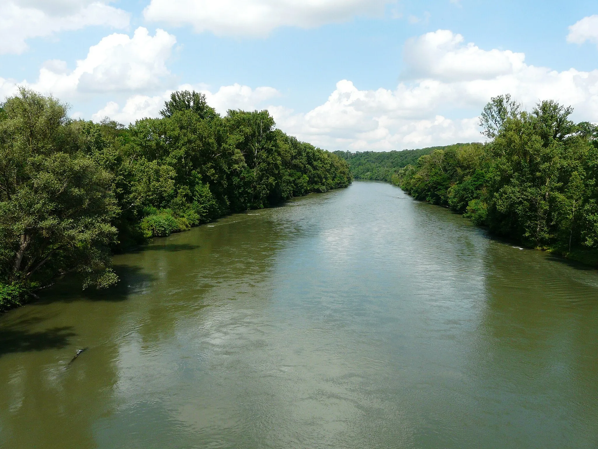 Photo showing: En aval du pont de la route départementale 25, la Garonne marque la limite entre les communes de Saint-Julien-sur-Garonne (à gauche) et Rieux-Volvestre (à droite), Haute-Garonne, France.