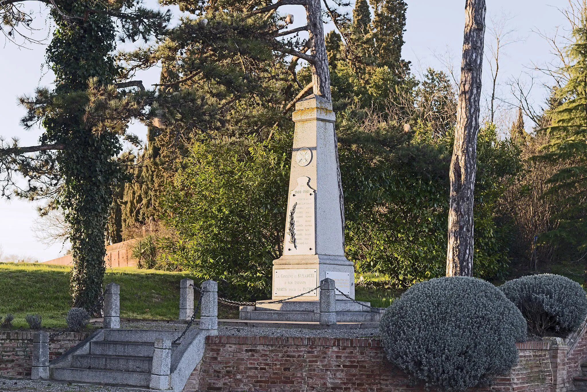 Photo showing: Saint-Marcel-Paulel. The church Saint Pierre - War memorial