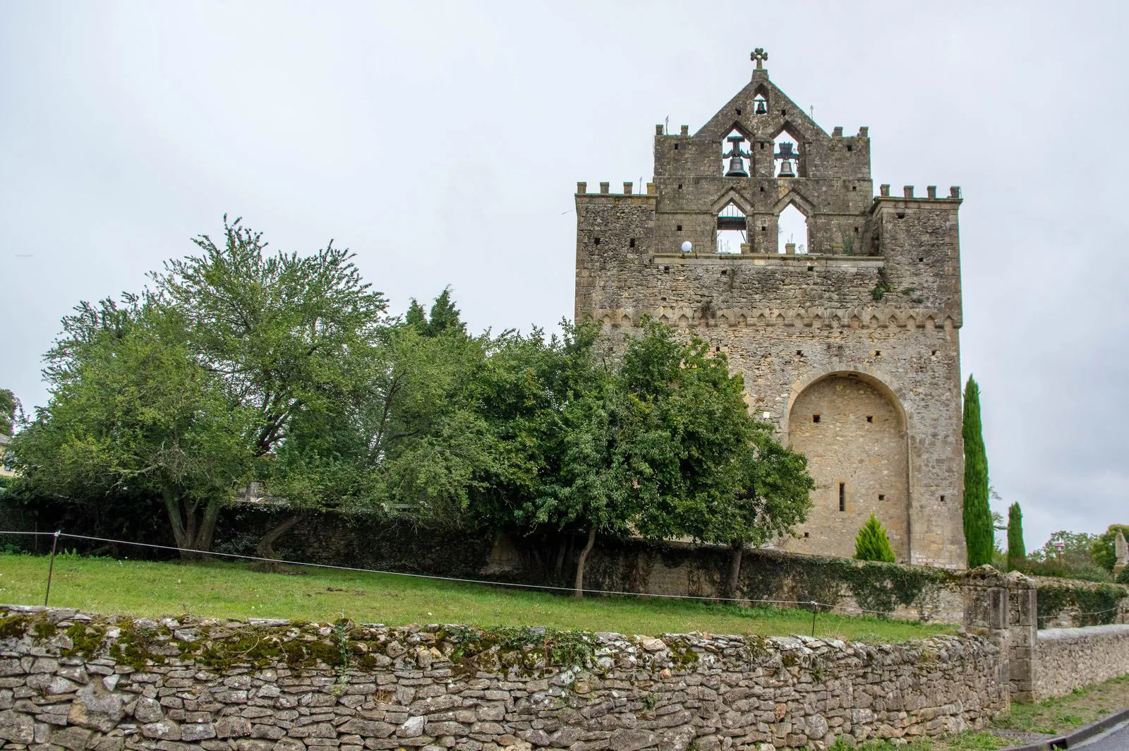 Photo showing: L'église Notre-Dame-de-l'Assomption dont le clocher du XIVe siècle est inscrit à l'inventaire des monuments historiques depuis 1966.
L'église possède un clocher-mur du XIVe siècle en pierre de taille, percé de 5 fenêtres à ogive triangulaire et surmonté de créneaux. À sa base, une coursive (ou chemin de ronde) crénelée supportée par de faux mâchicoulis et encadrée par deux tours carrées porte le blason de la famille des Mauléon, qui compte les anciens abbés commandataires de l'abbaye cistercienne de Bonnefont et seigneurs de Sepx.