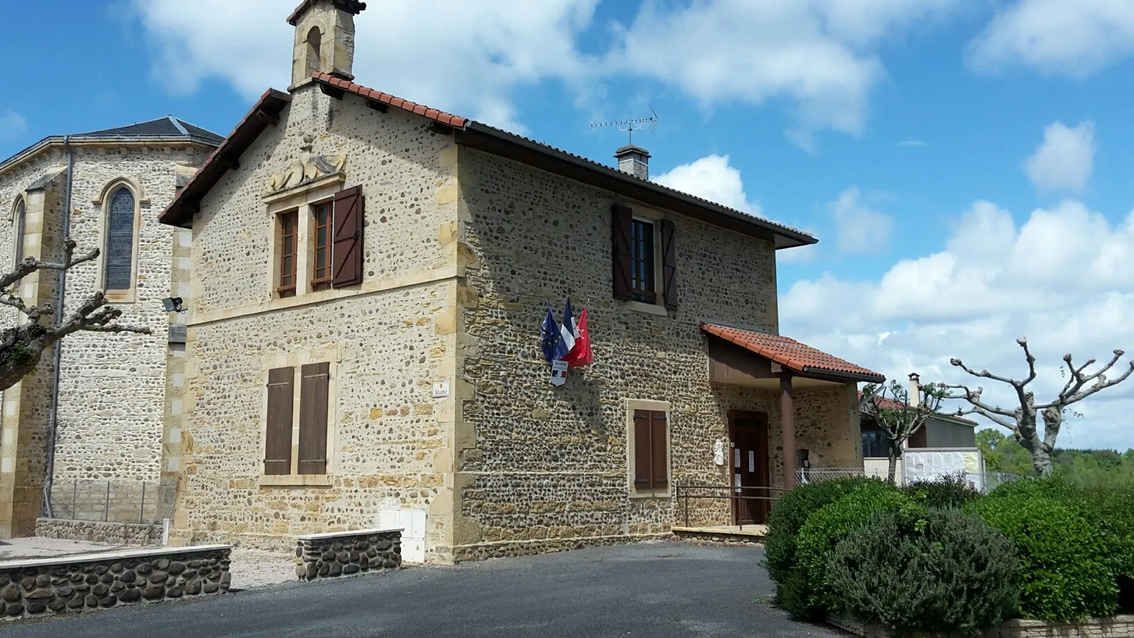 Photo showing: photo de l'ancien presbytère réhabilité en Mairie et logement communal à l'étage