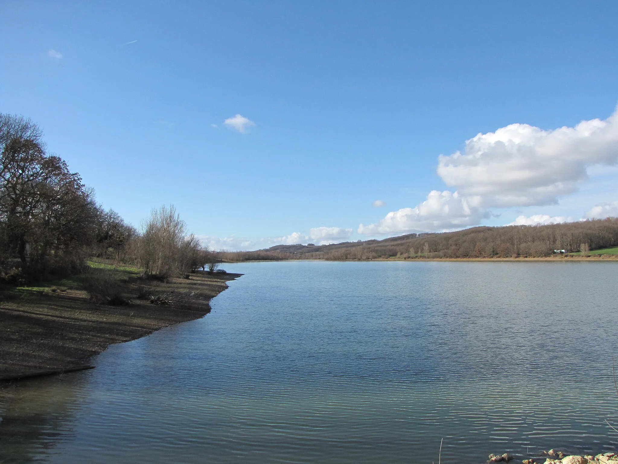 Photo showing: Retenue d'eau sur la Galage à Sainte-Foy-de-Peyrolières