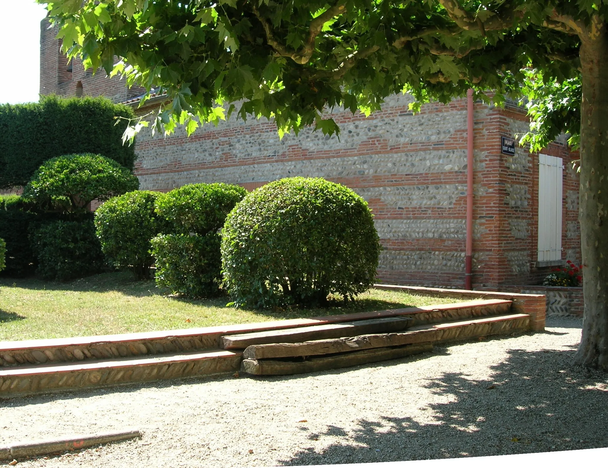 Photo showing: Villate (Haute-Garonne) vue d'une partie de l'église dont les murs sont en galets disposés en arête-de-poisson et en brique