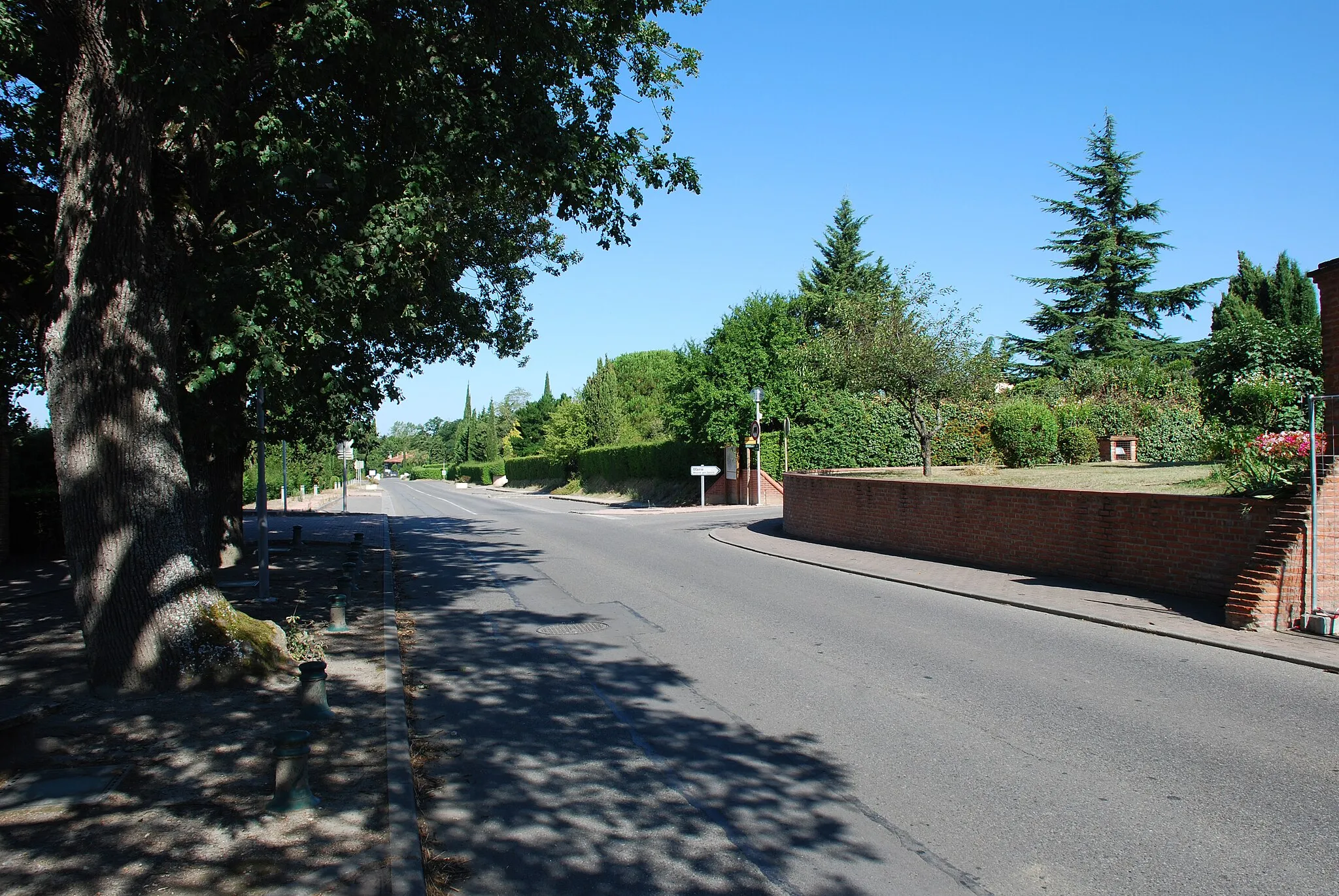 Photo showing: Avenue du Souleilha (D35b) à Vigoulet-Auzil, photo prise juste après l'église. L'accès à la mairie à droite est mentionné sur le panneau.