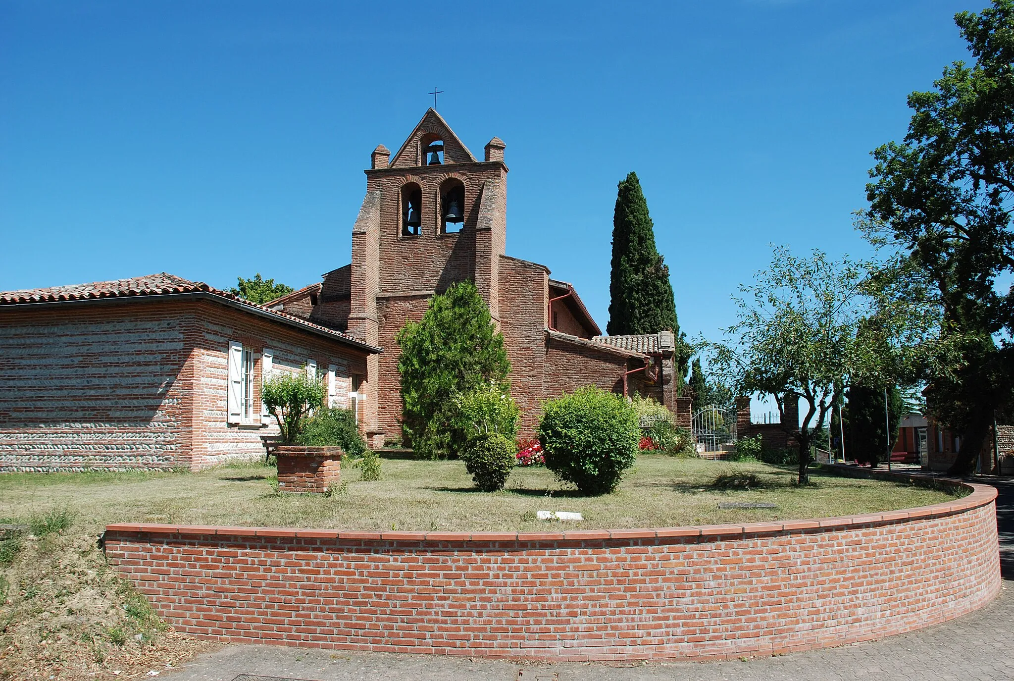 Photo showing: Saint Martin church of Vigoulet-Auzil (Haute-Garonne, France). Library of the village on the left.