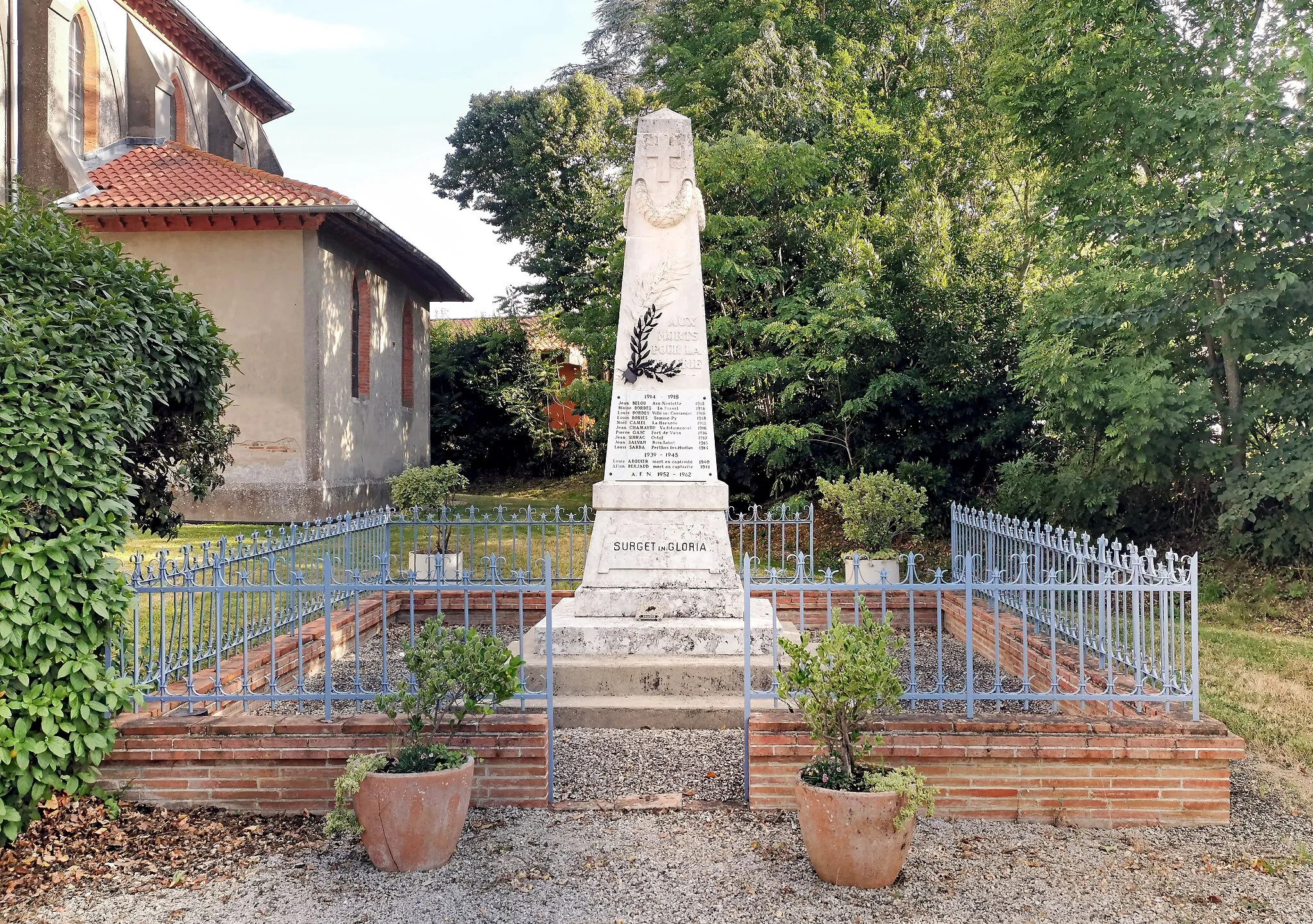 Photo showing: War memorial - Vallesvilles Haute-Garonne, France.