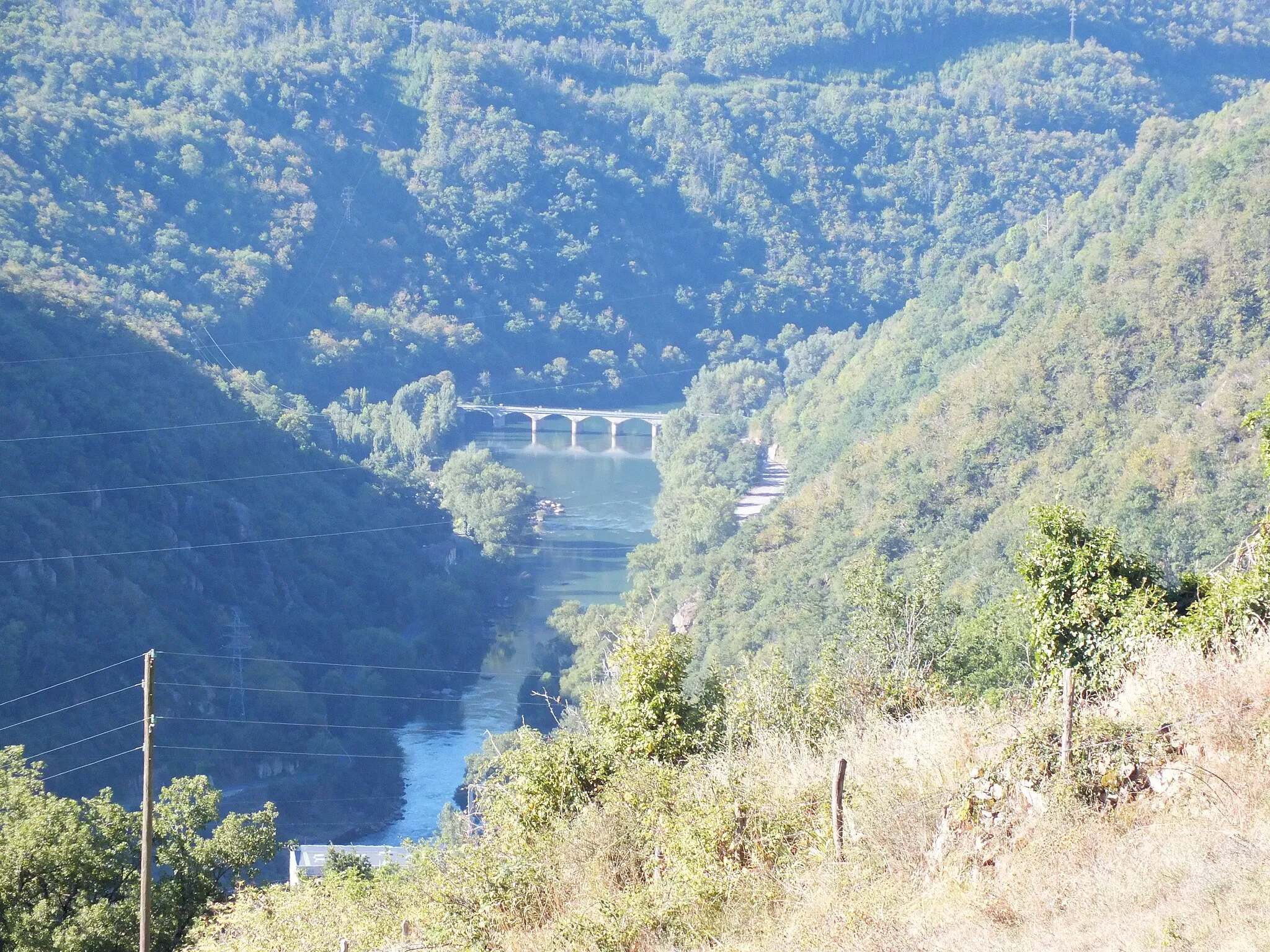 Photo showing: Le Pouget is a power station in the commune of Le Truel. The hamlet of Le Pouget is in the commune of Ayssènes in southern Aveyron, in the Raspes de Tarn region. It is just upstream of the bridge at Le Truel.