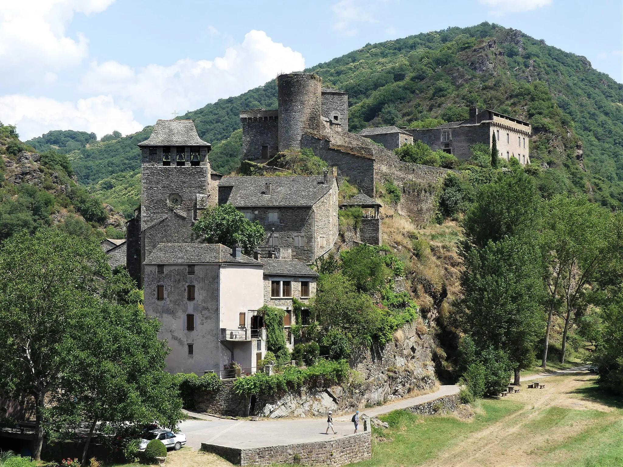 Photo showing: Le bourg de Brousse-le-Château avec son église Saint-Jacques-le-Majeur et son château, Aveyron, France.