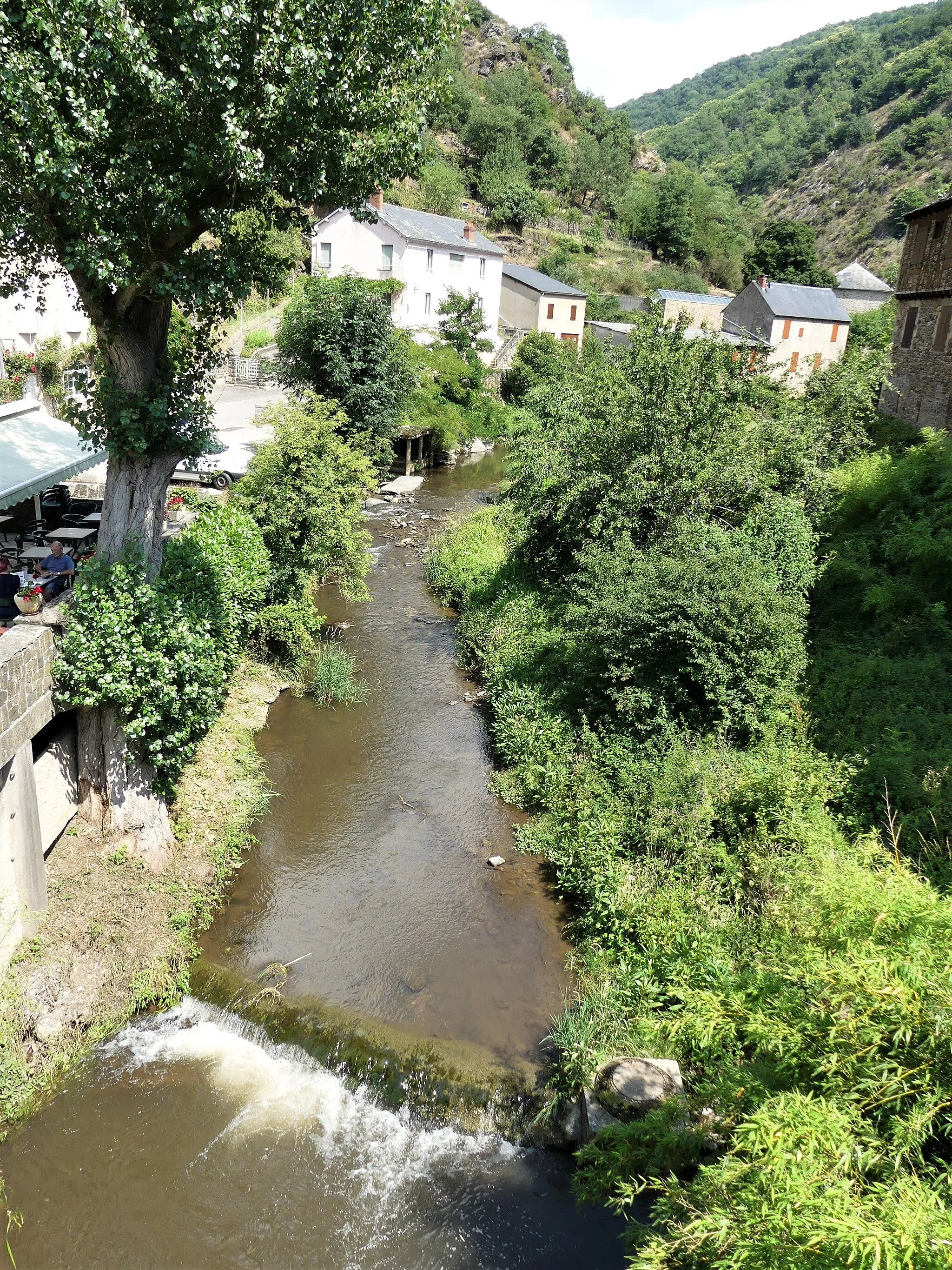 Photo showing: L'Alrance vue depuis le pont Vieux, Brousse-le-Château, Aveyron, France. Vue prise en direction de l'amont.