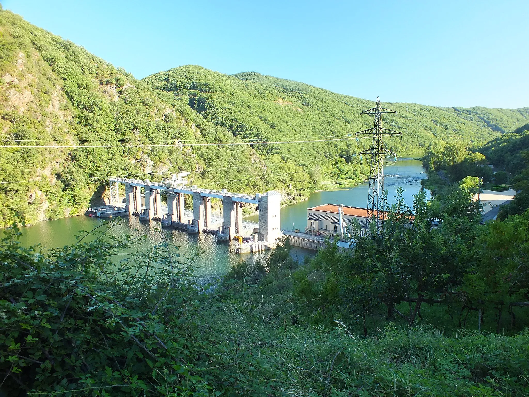 Photo showing: The La Jourdanie (power station) is on the River Tarn near 12370 Broquiès in Aveyron.

Two Kaplan turbines and two helical turbines generate 18MW. The dam is 145m long and 17m high.