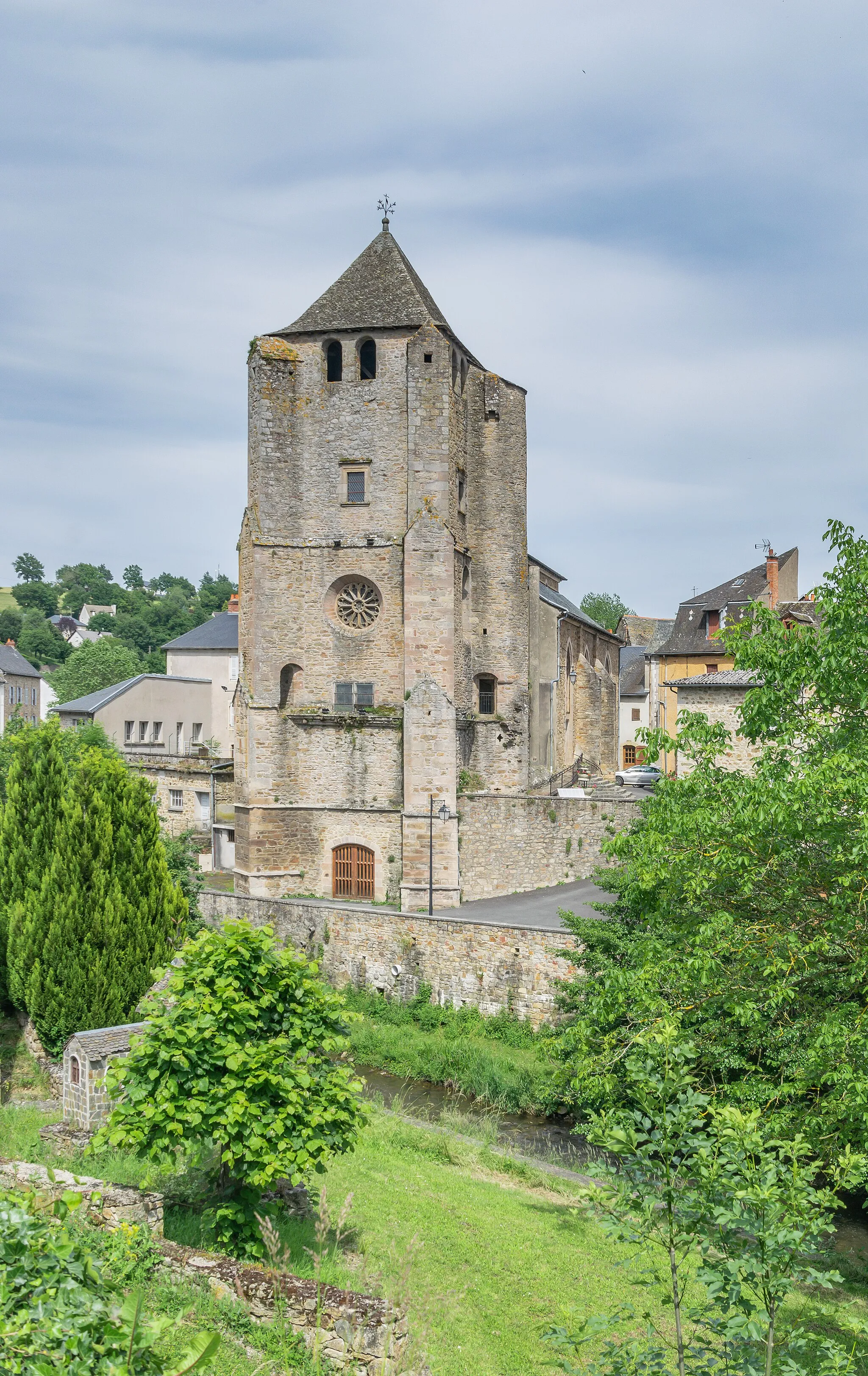 Photo showing: Saint Julian church in Cassagnes-Bégonhès, Aveyron, France