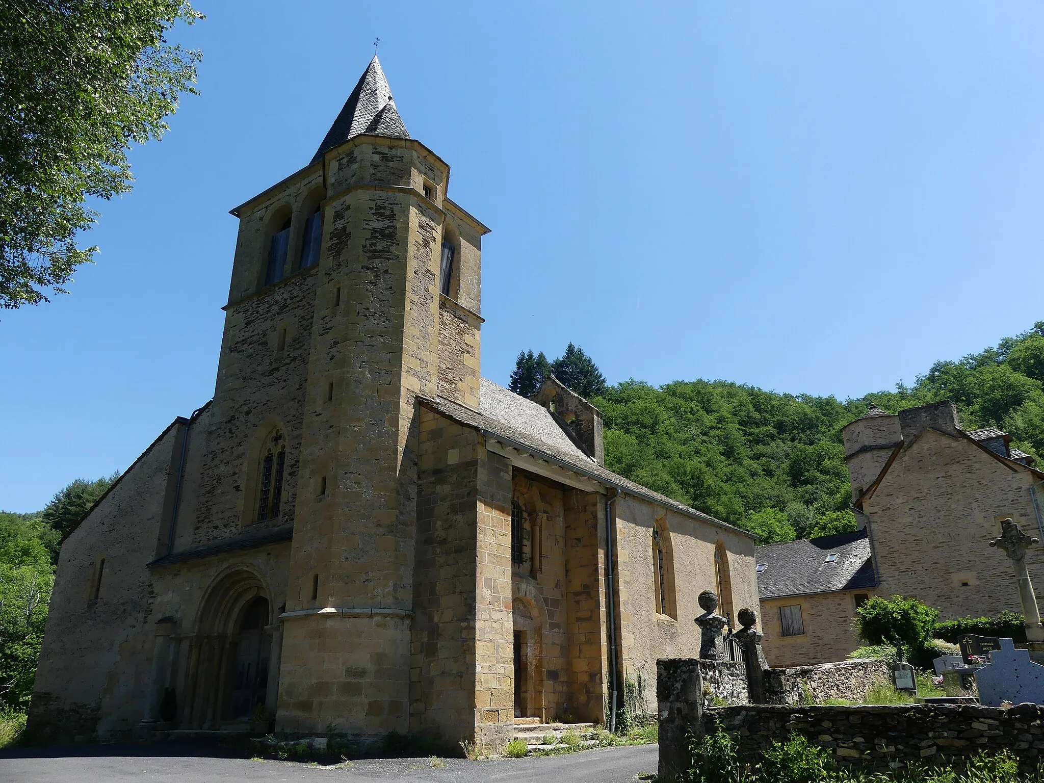 Photo showing: L'église du Cambon, Castelnau-de-Mandailles, Aveyron, France.