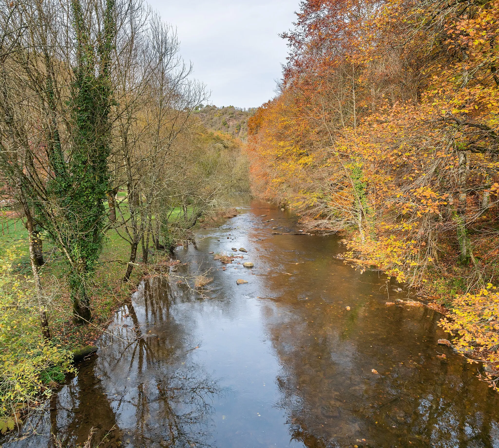 Photo showing: Viaur river in Moulin d'Ayres, between communes of Centrès and Sainte-Juliette-sur-Viaur, Aveyron, France