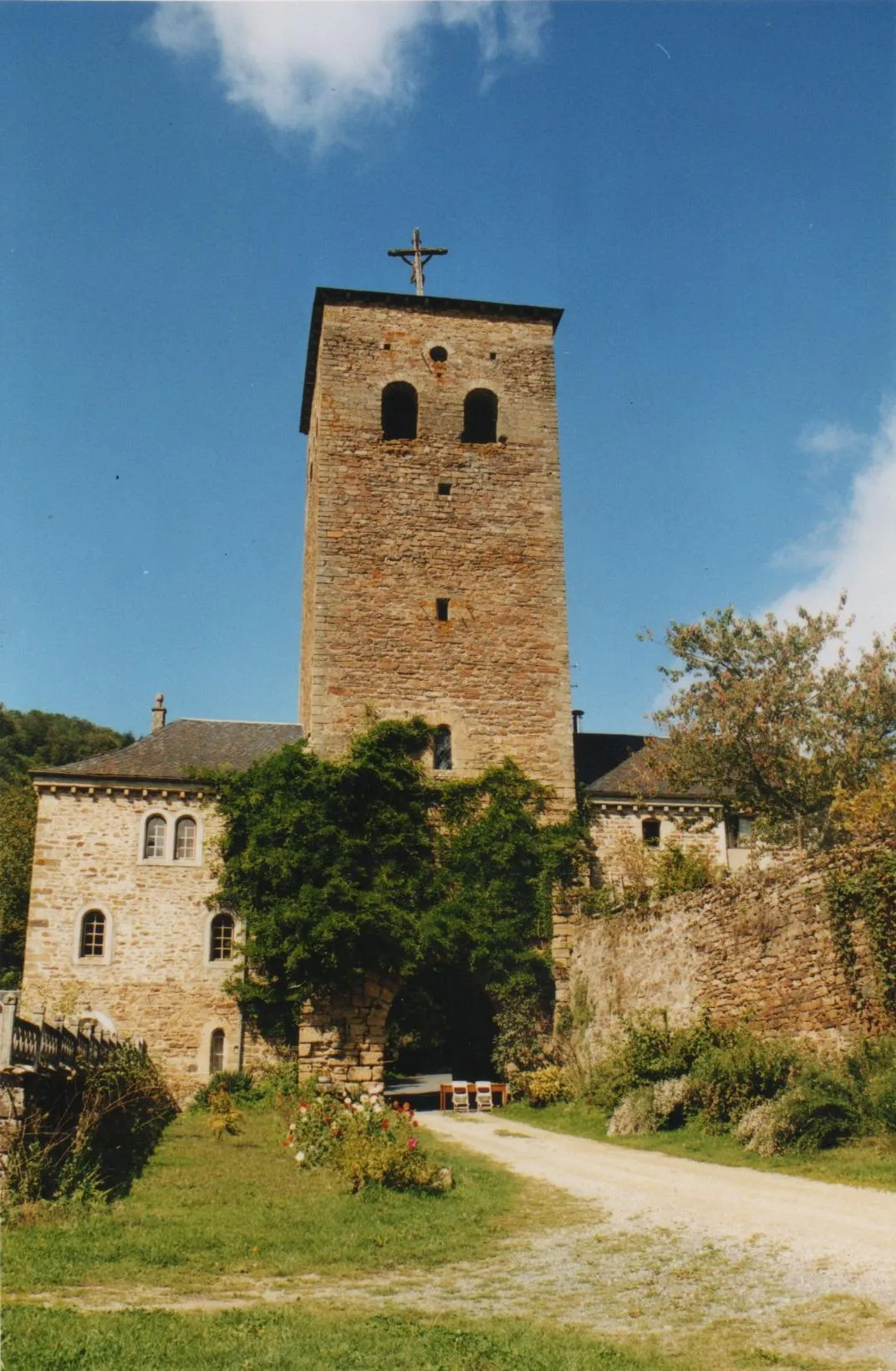 Photo showing: Tour Saint-Bernard, entrée de l'abbaye de Bonnecombe.