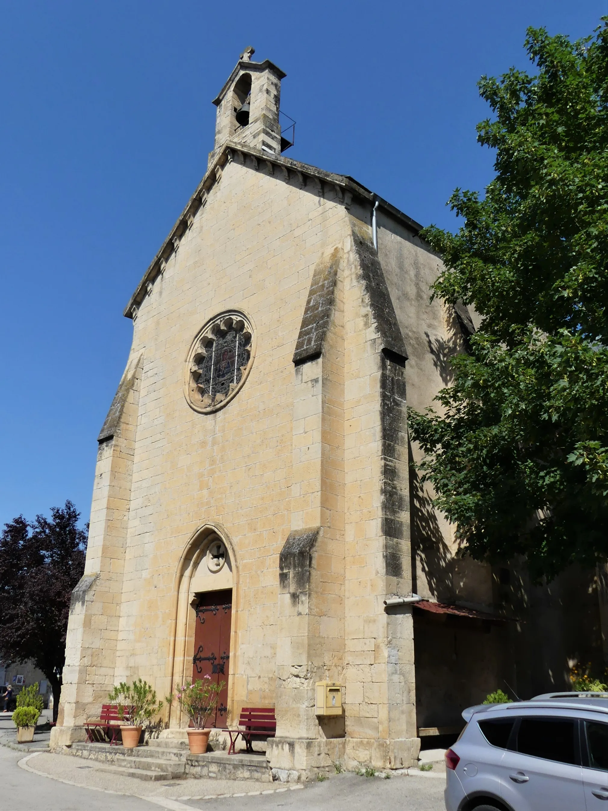 Photo showing: La façade sud-est de l'église de Comprégnac, Aveyron, France.
